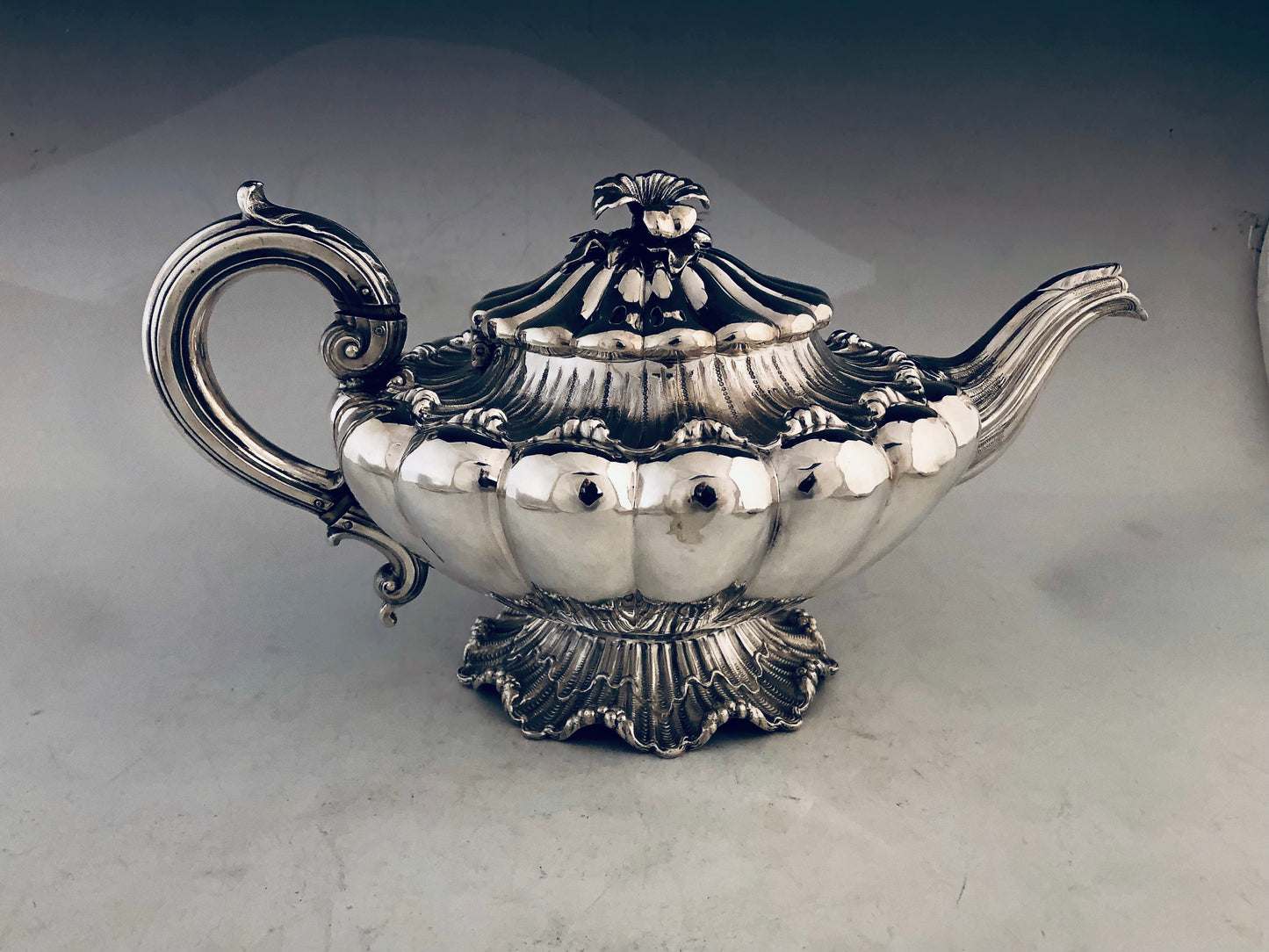 Set da tè e caffè in argento con rarissima base a gonnellino realizzato in fusione cesellata. Completo di lattiera e zuccheriera con cornature interne. Edward, Edward junior, John & William Barnard Londra 1830