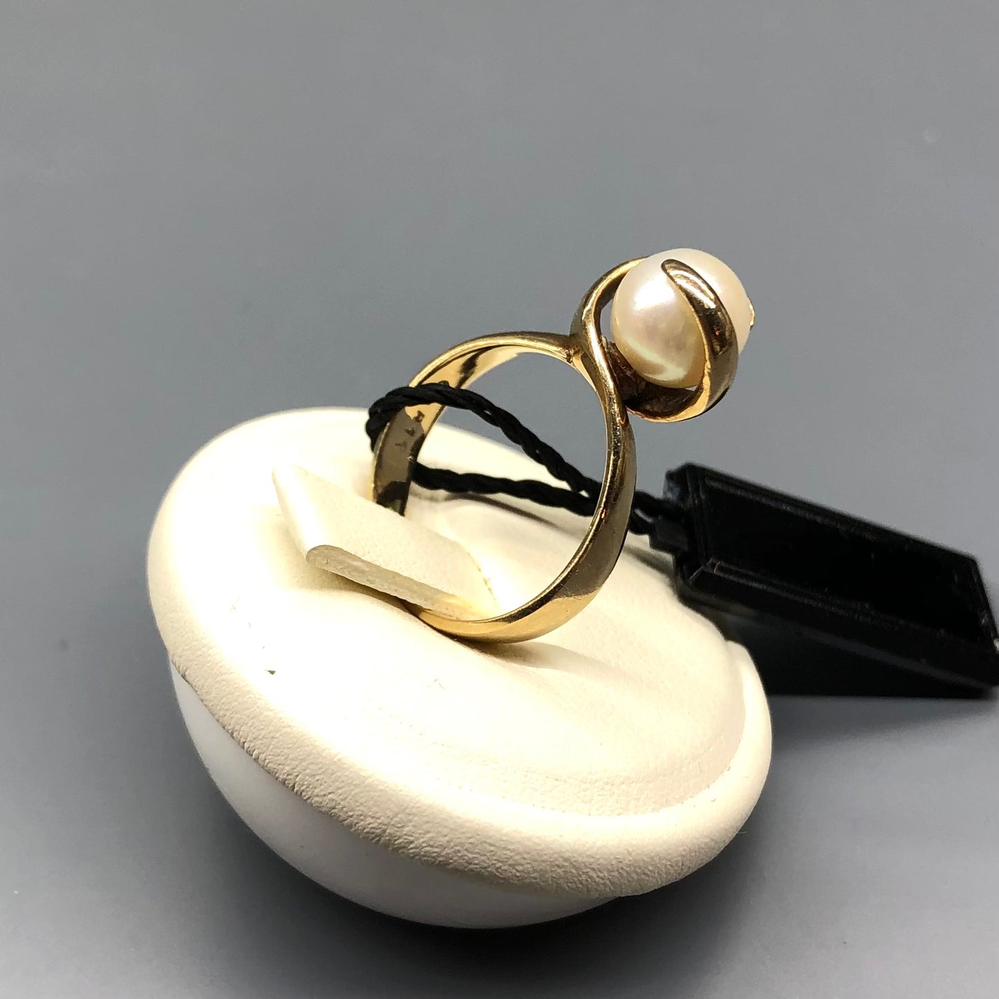 Vintage gold ring with pearl