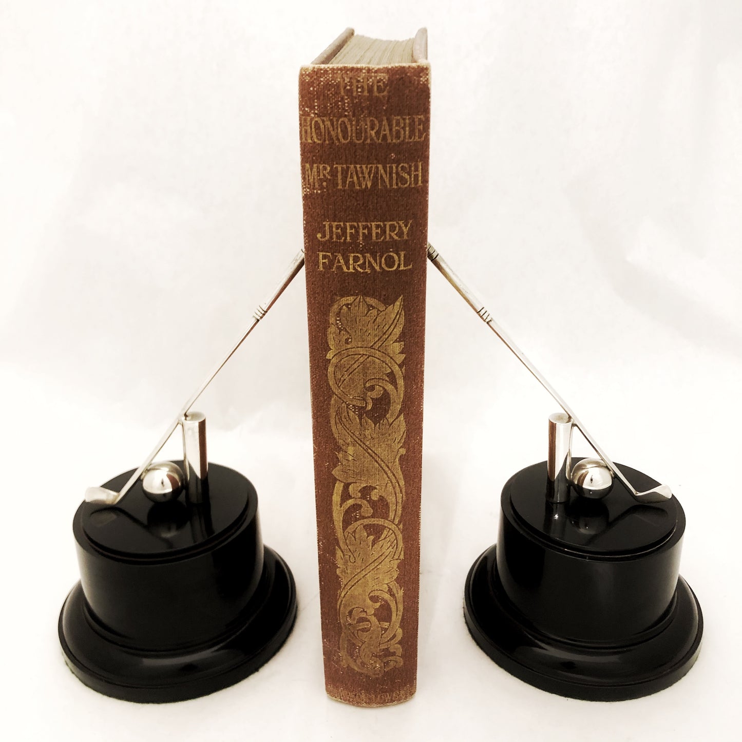 Ein seltenes Paar Golf-Buchstützen aus Silber und Bakelit, AL Davenport Ltd, Birmingham, 1936.