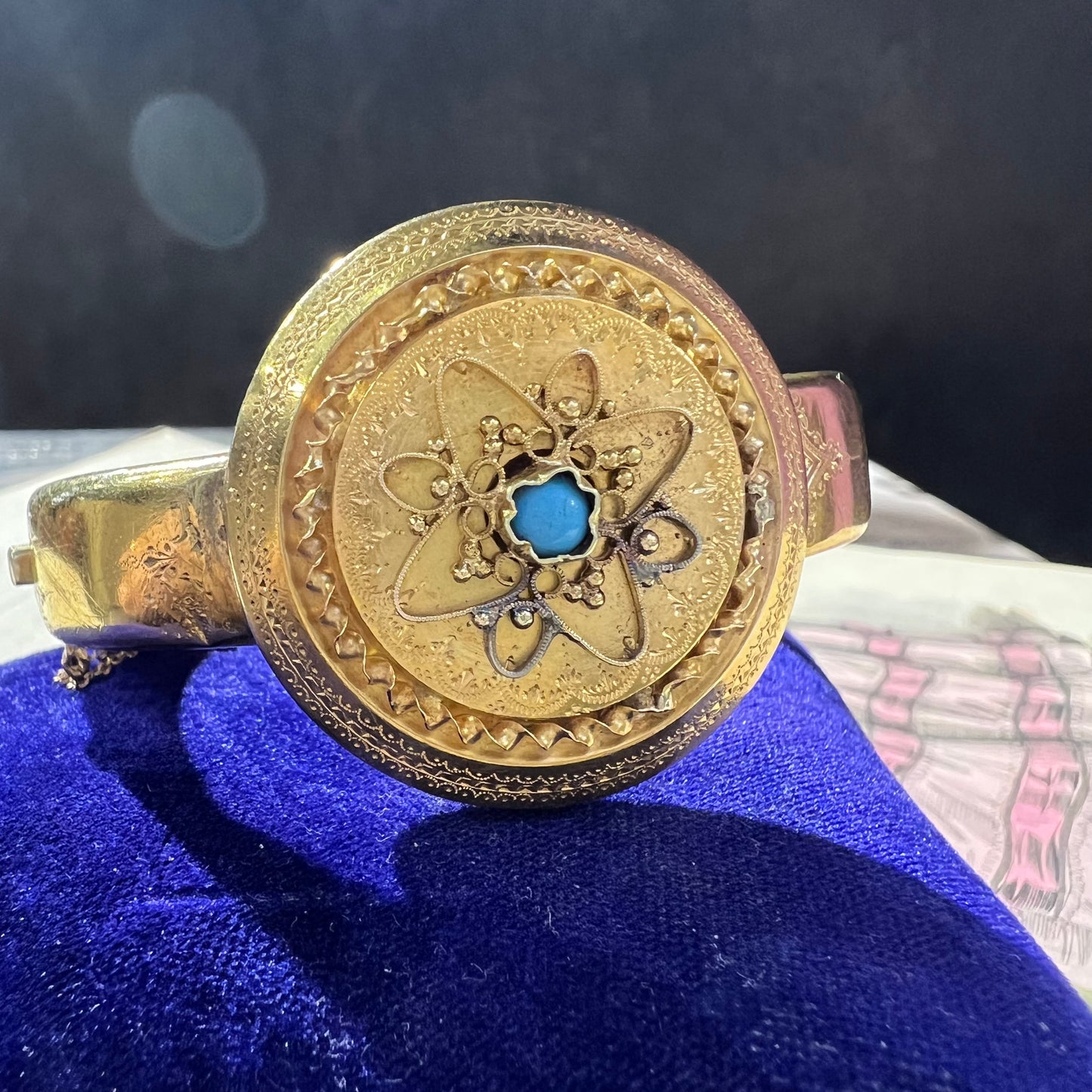 Ancient Bourbon bracelet in bright yellow gold with central turquoise