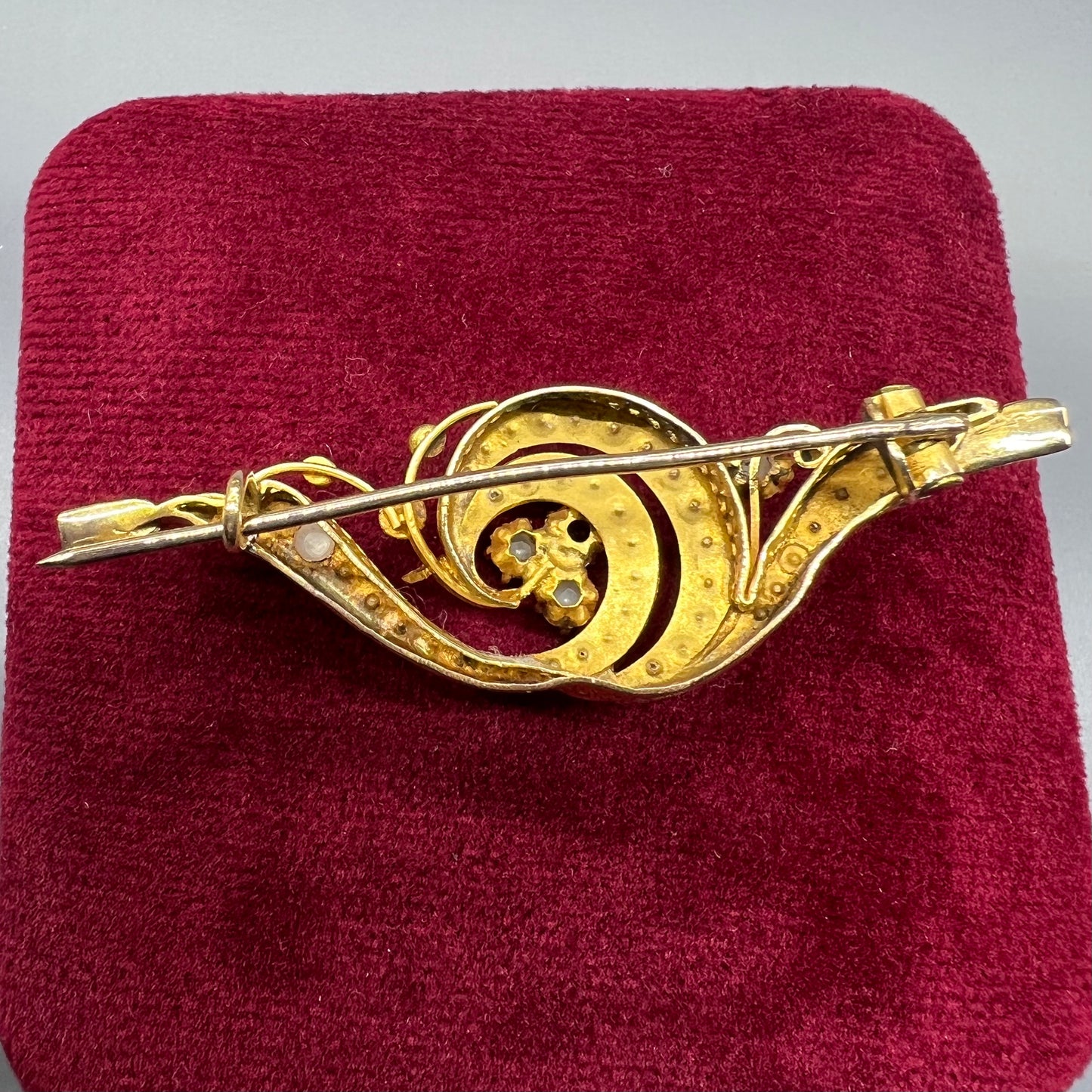 Bourbon brooch with beads and red glass paste