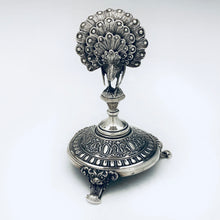 Carica l&#39;immagine nel visualizzatore di Gallery, Raro porta stuzzicadenti in argento con sembianze di pavone. Realizzato in Francia nella fine dell’800.
