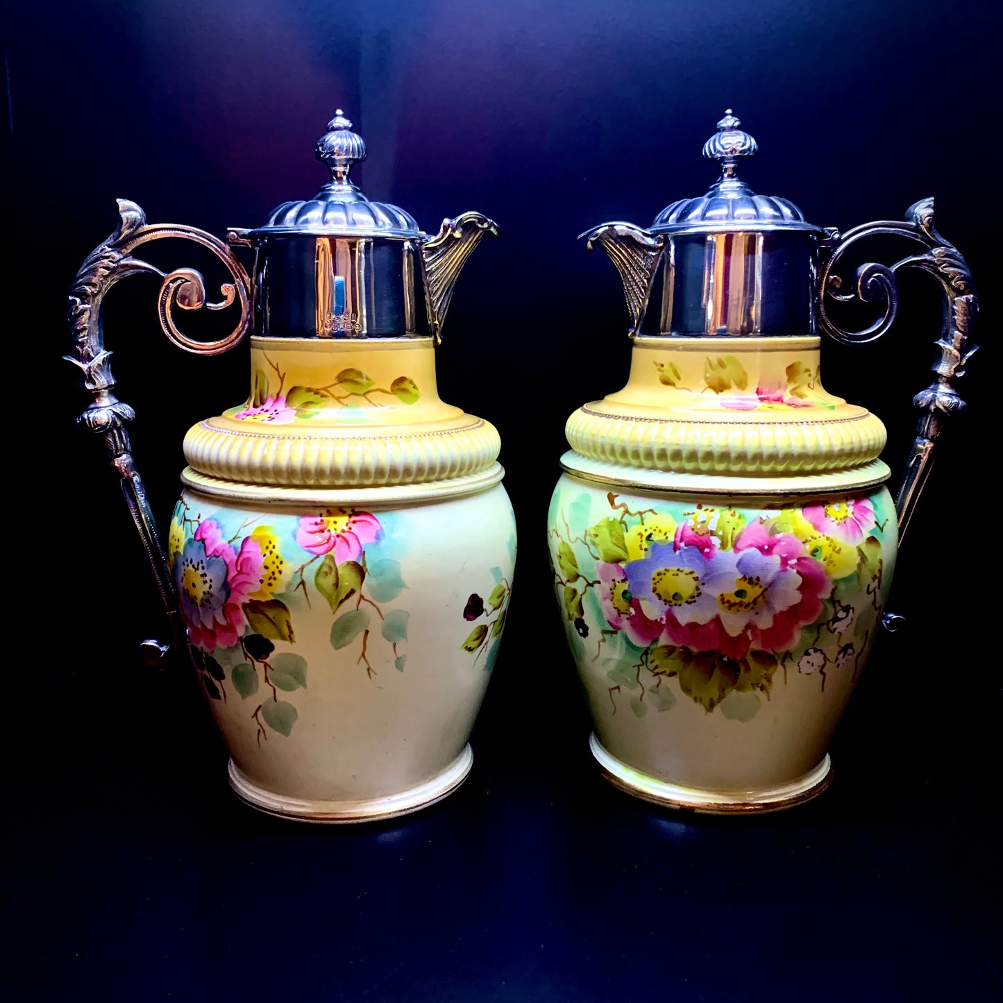 Ein Paar polychrome Keramikausgießer und ein Sheffield-Teller. Hergestellt von James Deakin in England gegen Ende des 19. Jahrhunderts.