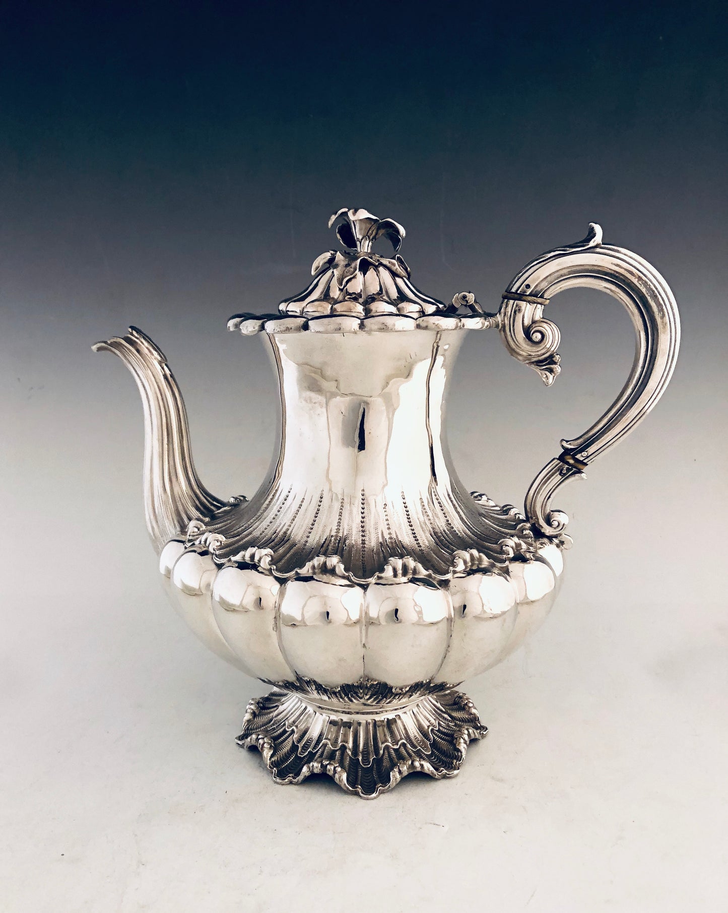 Set da tè e caffè in argento con rarissima base a gonnellino realizzato in fusione cesellata. Completo di lattiera e zuccheriera con cornature interne. Edward, Edward junior, John & William Barnard Londra 1830
