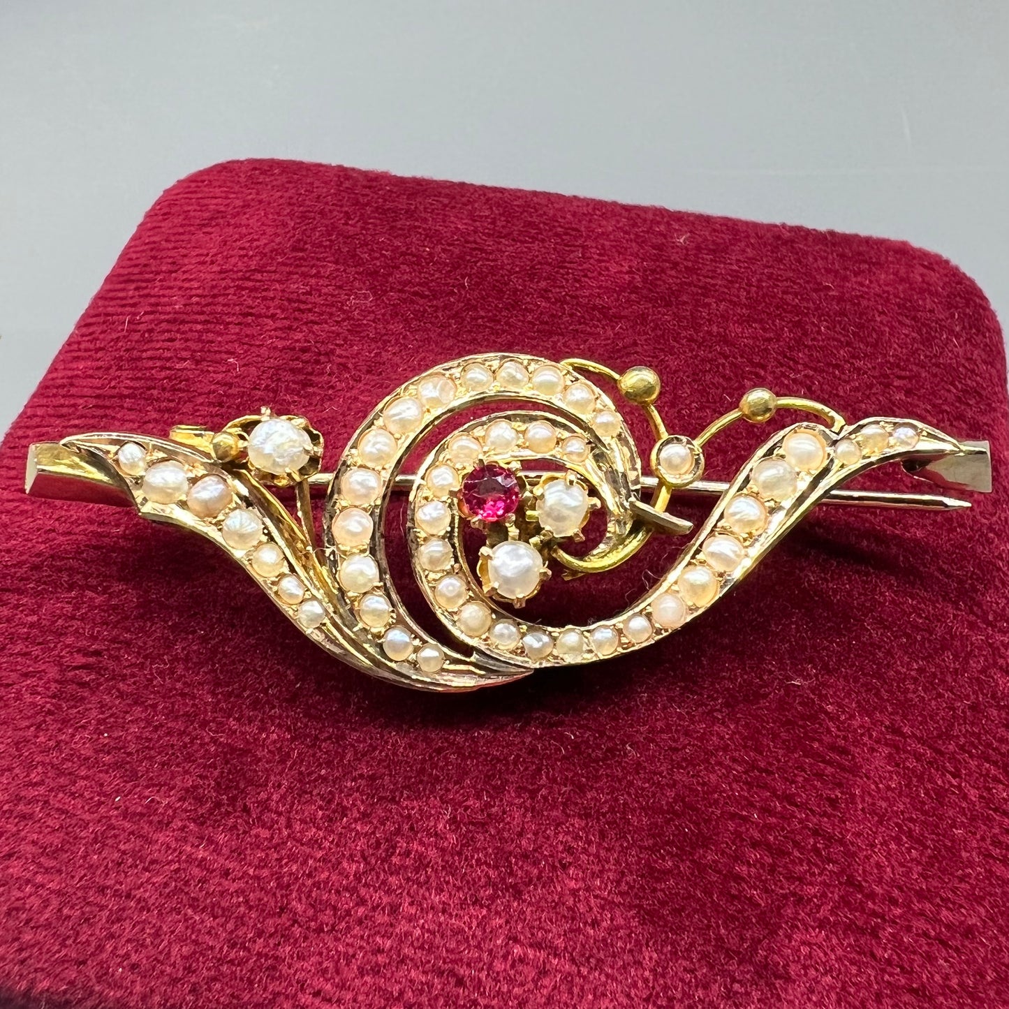 Bourbon brooch with beads and red glass paste