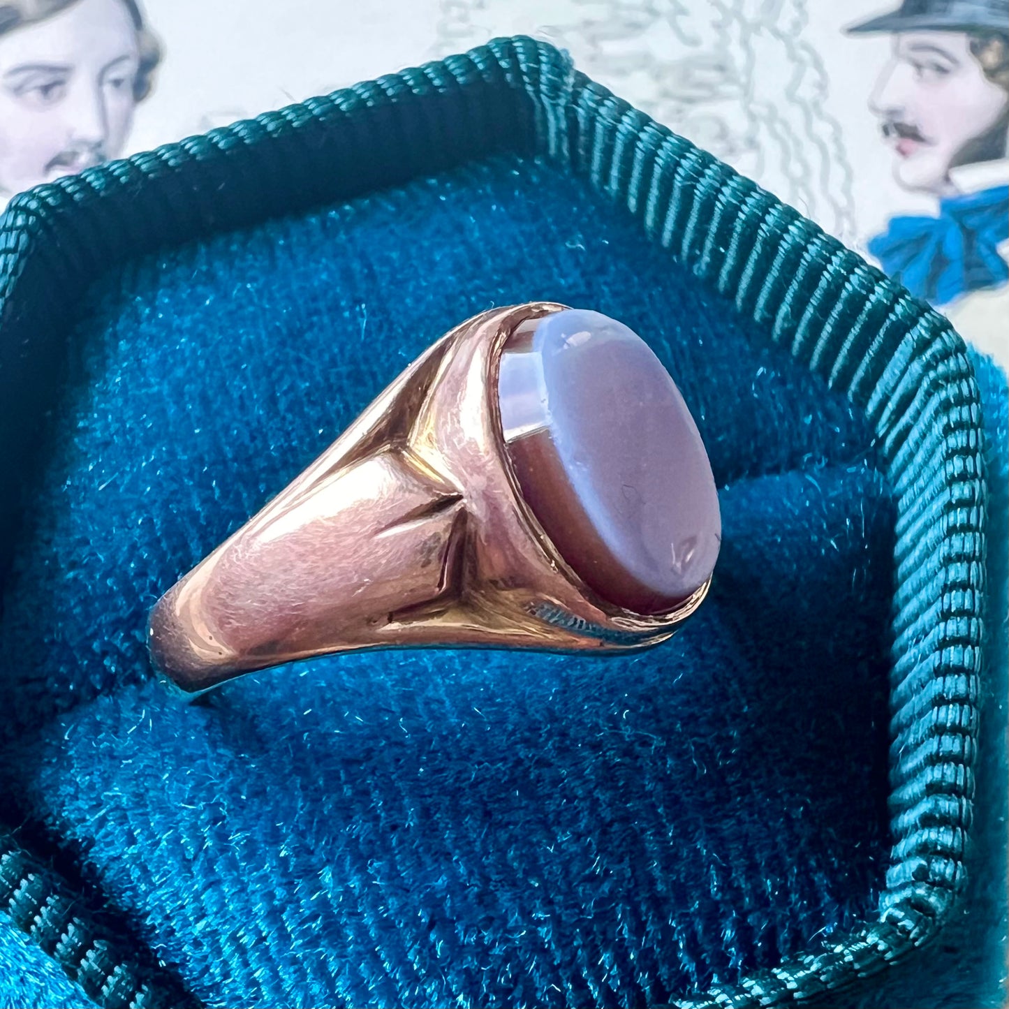 Antique ring - signet ring with unengraved chalcedony