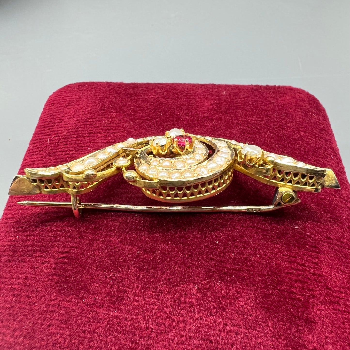 Bourbon brooch with beads and red glass paste