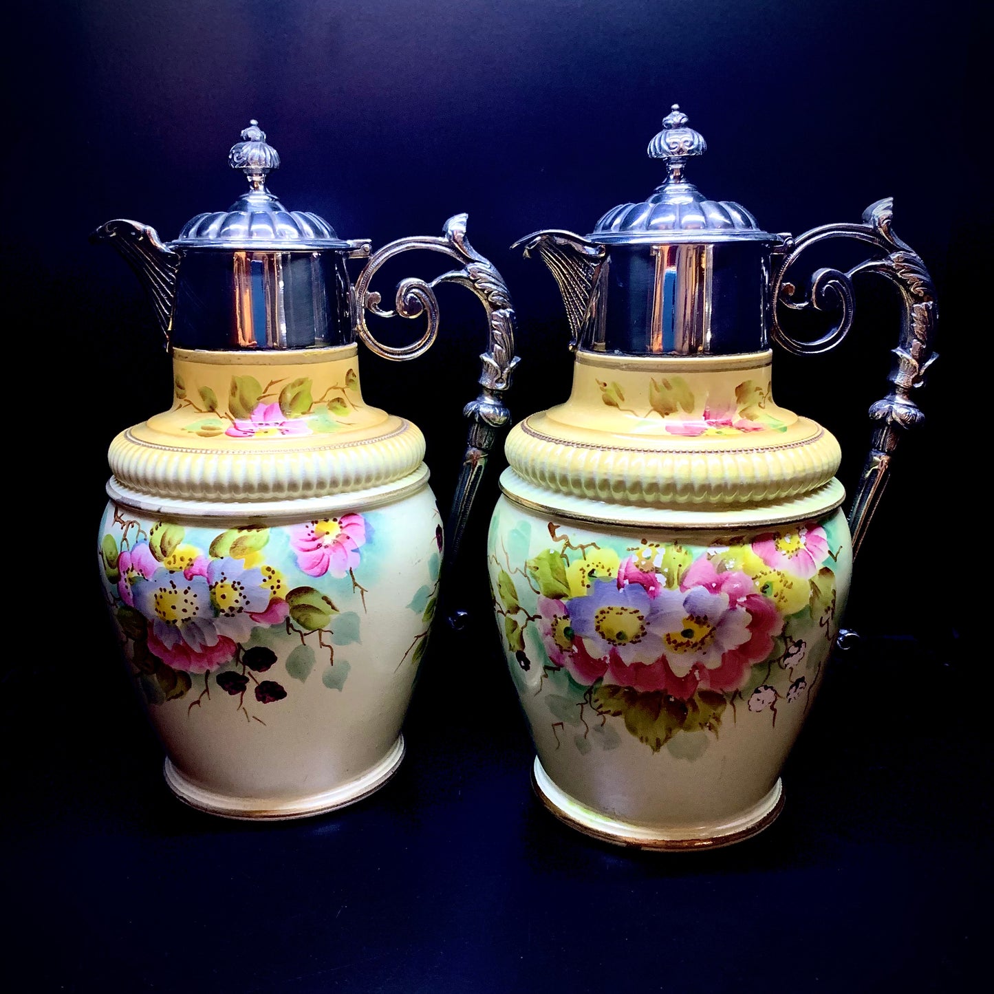 Ein Paar polychrome Keramikausgießer und ein Sheffield-Teller. Hergestellt von James Deakin in England gegen Ende des 19. Jahrhunderts.