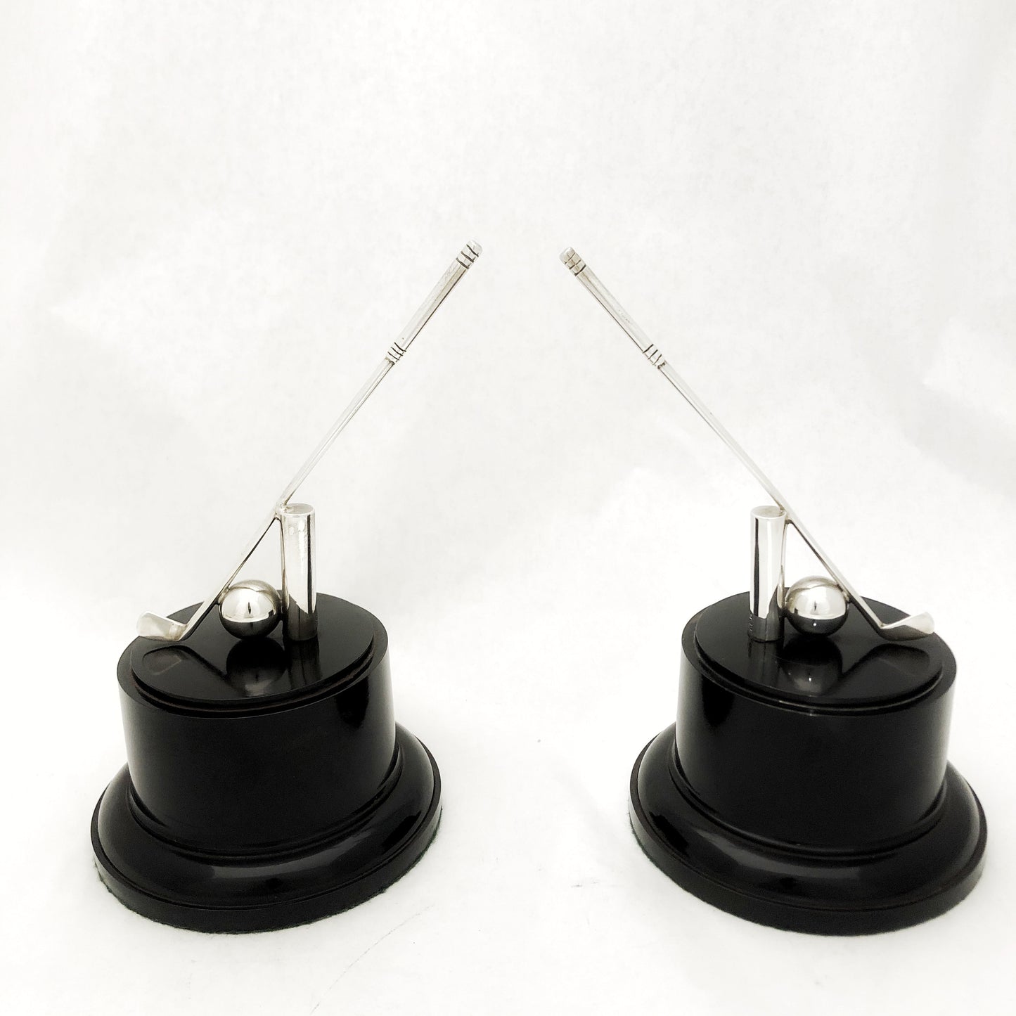 Ein seltenes Paar Golf-Buchstützen aus Silber und Bakelit, AL Davenport Ltd, Birmingham, 1936.