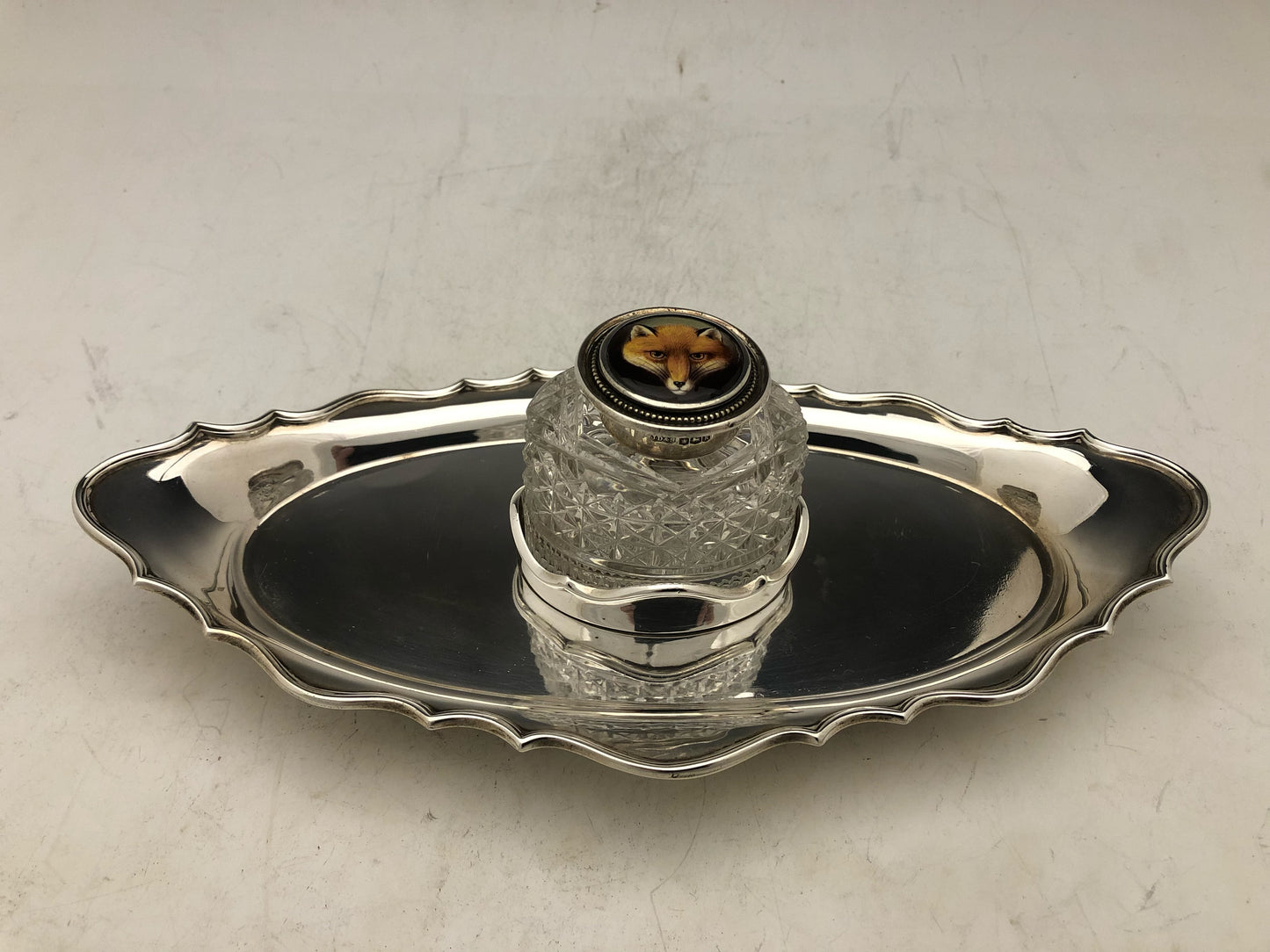 Ein seltenes Modell eines Tintenfasses aus Silber und Emaille, handbemalt mit einem Fuchskopfmotiv. Hergestellt von James Dixon im Jahr 1927.