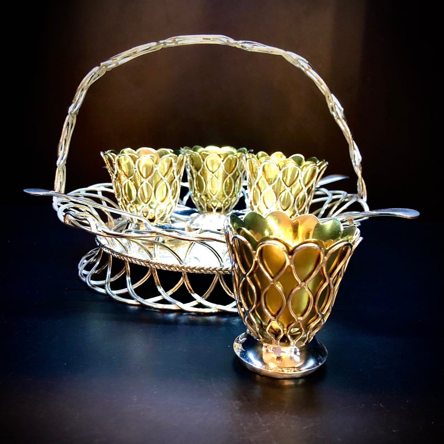 Seltener Eierkorb mit geflochtenem Henkel