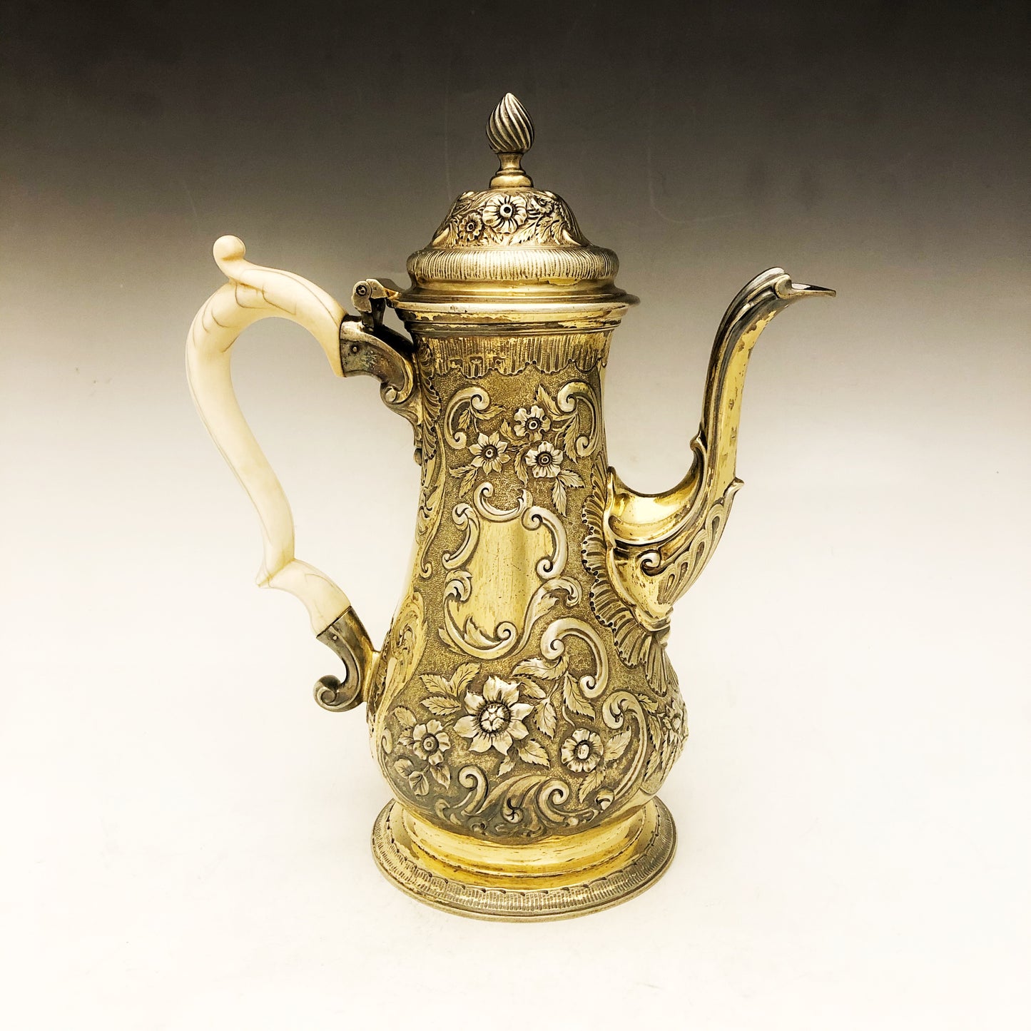 Antica caffettiera in argento dorato. Realizzata a Londra nell’anno 1764