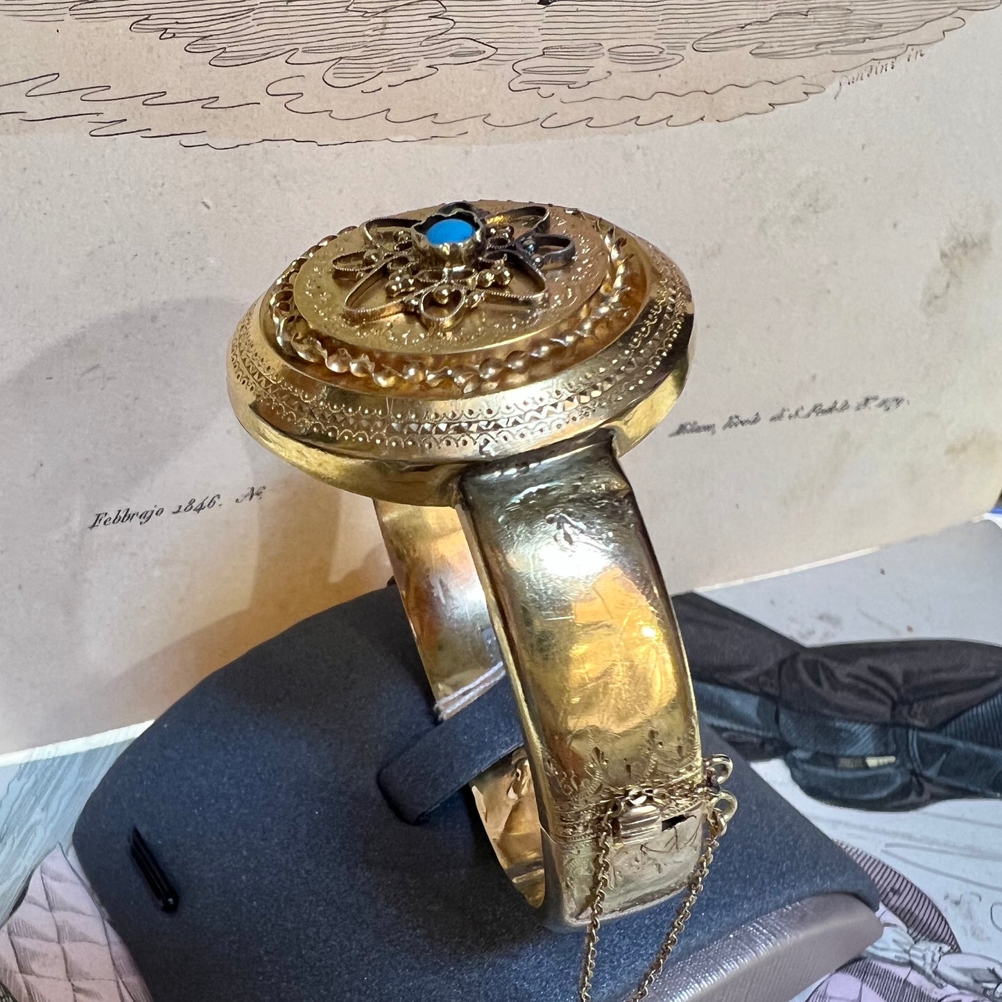 Ancient Bourbon bracelet in bright yellow gold with central turquoise