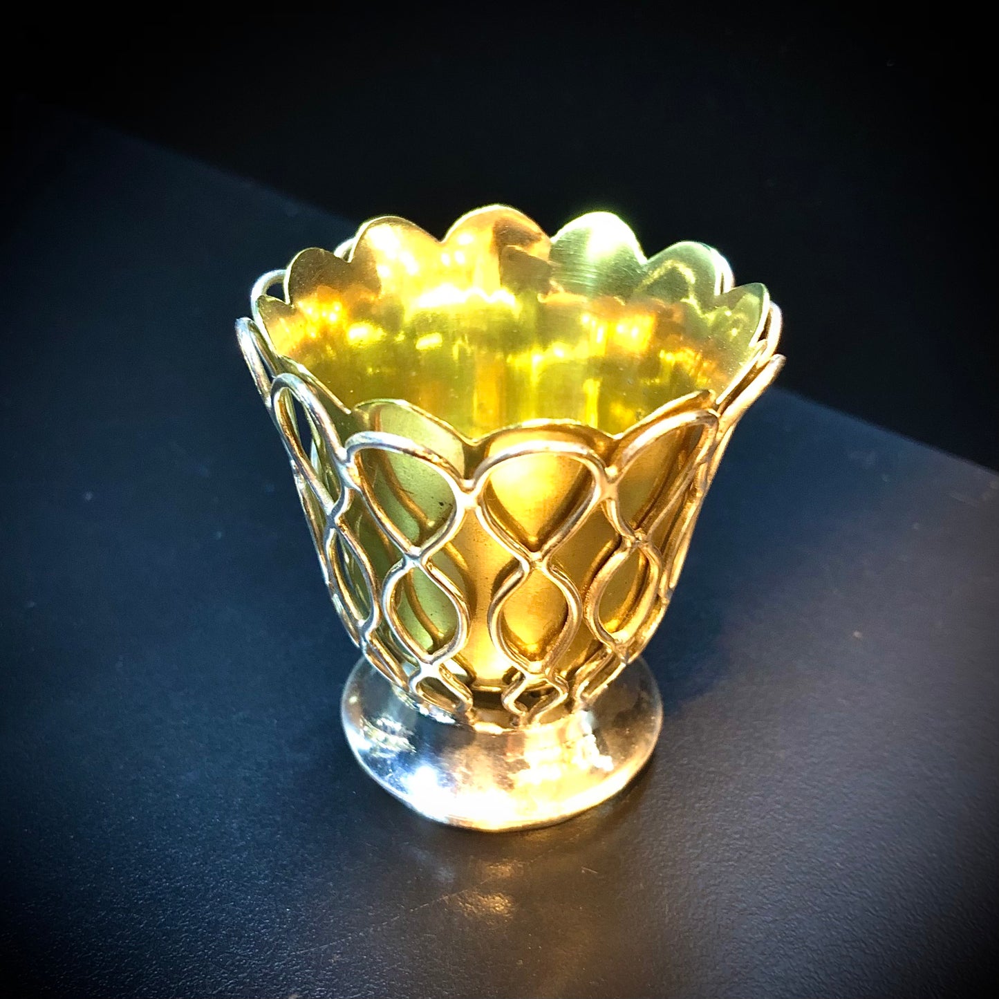 Seltener Eierkorb mit geflochtenem Henkel