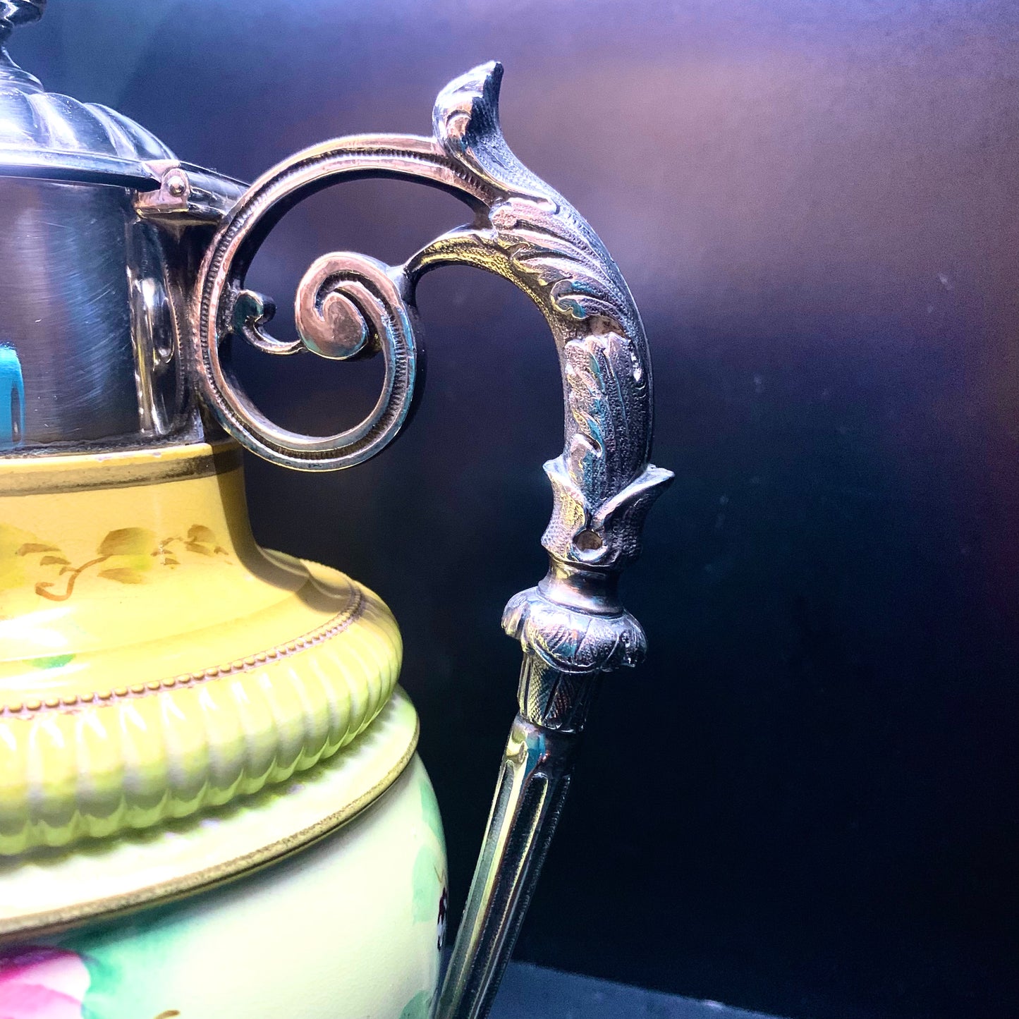 Ein Paar polychrome Keramikausgießer und ein Sheffield-Teller. Hergestellt von James Deakin in England gegen Ende des 19. Jahrhunderts.