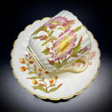 Carica l&#39;immagine nel visualizzatore di Gallery, Tazzina da tè dipinta a mano Royal Worcester 1876-1891
