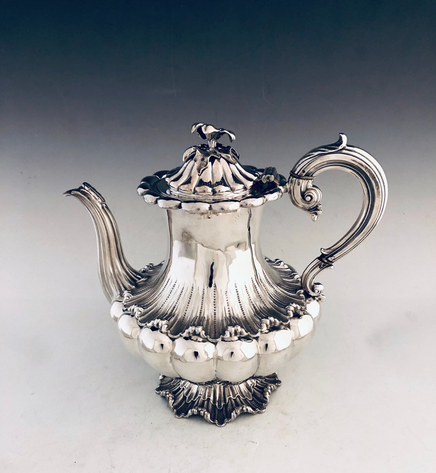 Set da tè e caffè in argento con rarissima base a gonnellino realizzato in fusione cesellata. Completo di lattiera e zuccheriera con cornature interne. Edward, Edward junior, John & William Barnard Londra 1830