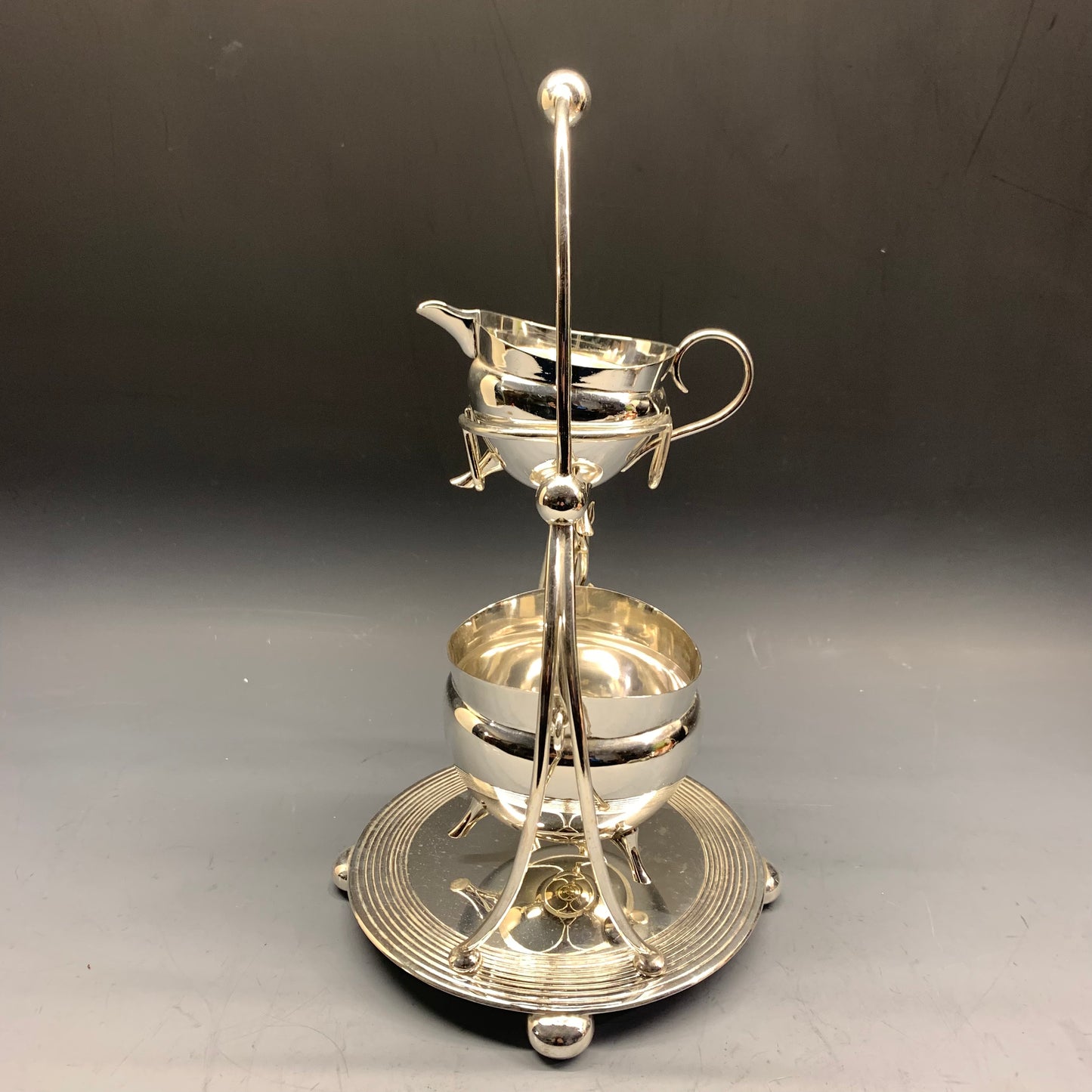 Zuckerdose und Sahnekännchen mit Ständer. Sheffield-Teller, George Bowen & Söhne, um 1890.