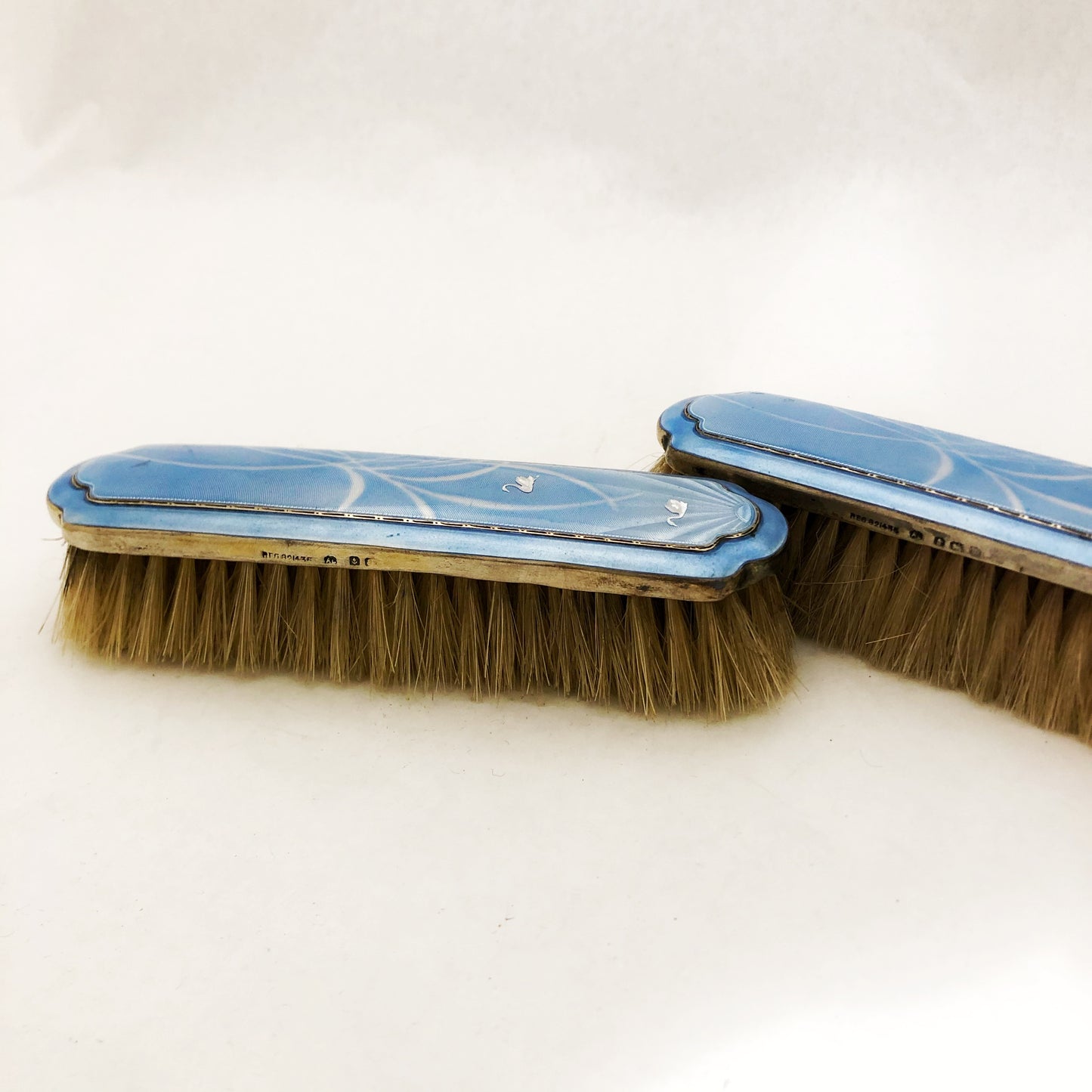 Ein Paar Kinderbürsten, „Schwanensee“, Silber und Emaille. Albert Carter, Birmingham, 1921.