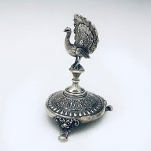 Carica l&#39;immagine nel visualizzatore di Gallery, Raro porta stuzzicadenti in argento con sembianze di pavone. Realizzato in Francia nella fine dell’800.
