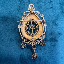 Carica l&#39;immagine nel visualizzatore di Gallery, Pendente (spilla) antico in oro e rosette di diamanti
