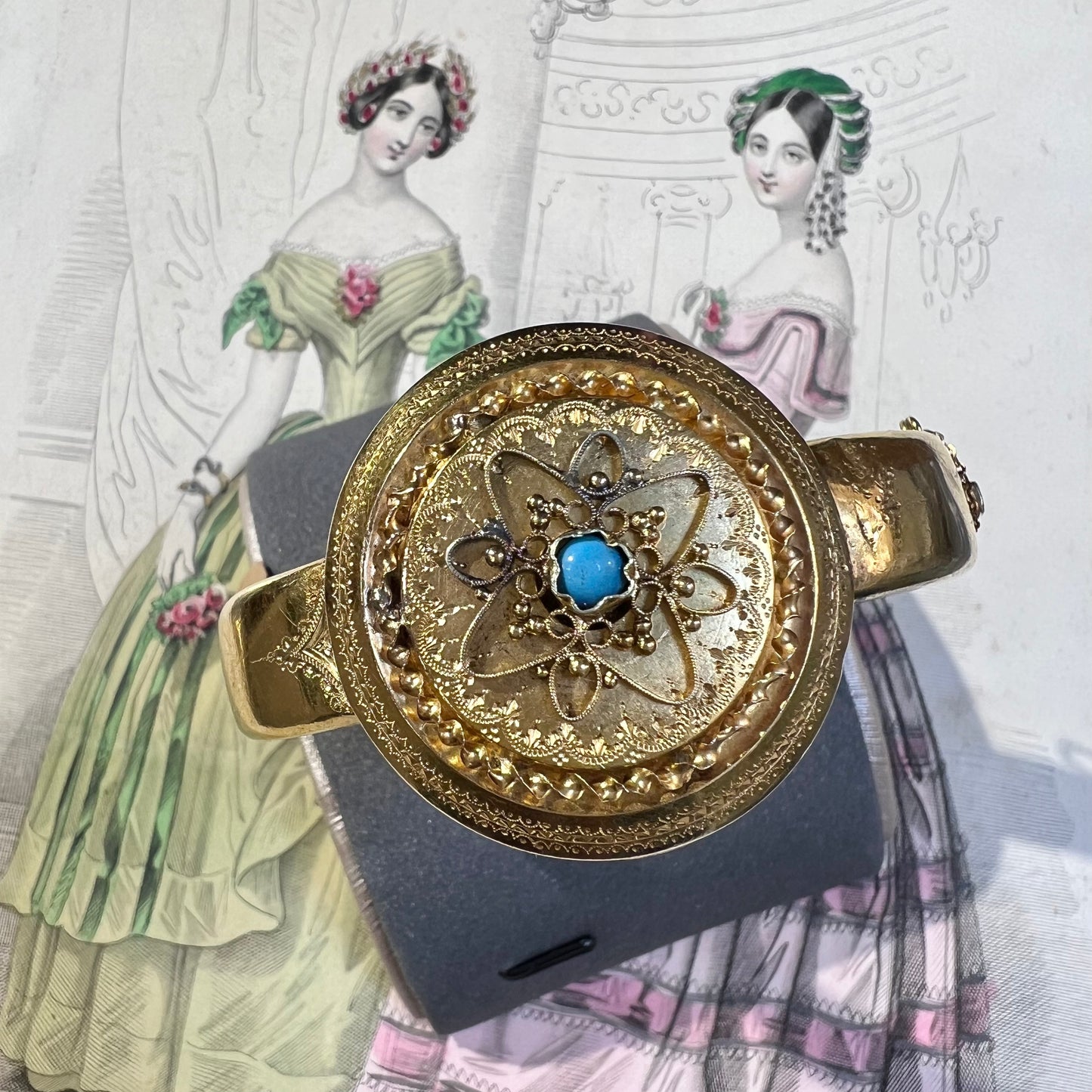 Ancient Bourbon bracelet in bright yellow gold with central turquoise