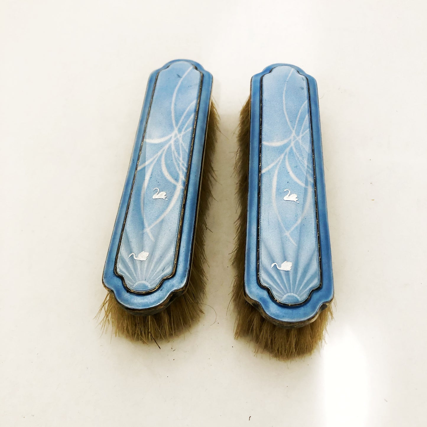 Ein Paar Kinderbürsten, „Schwanensee“, Silber und Emaille. Albert Carter, Birmingham, 1921.