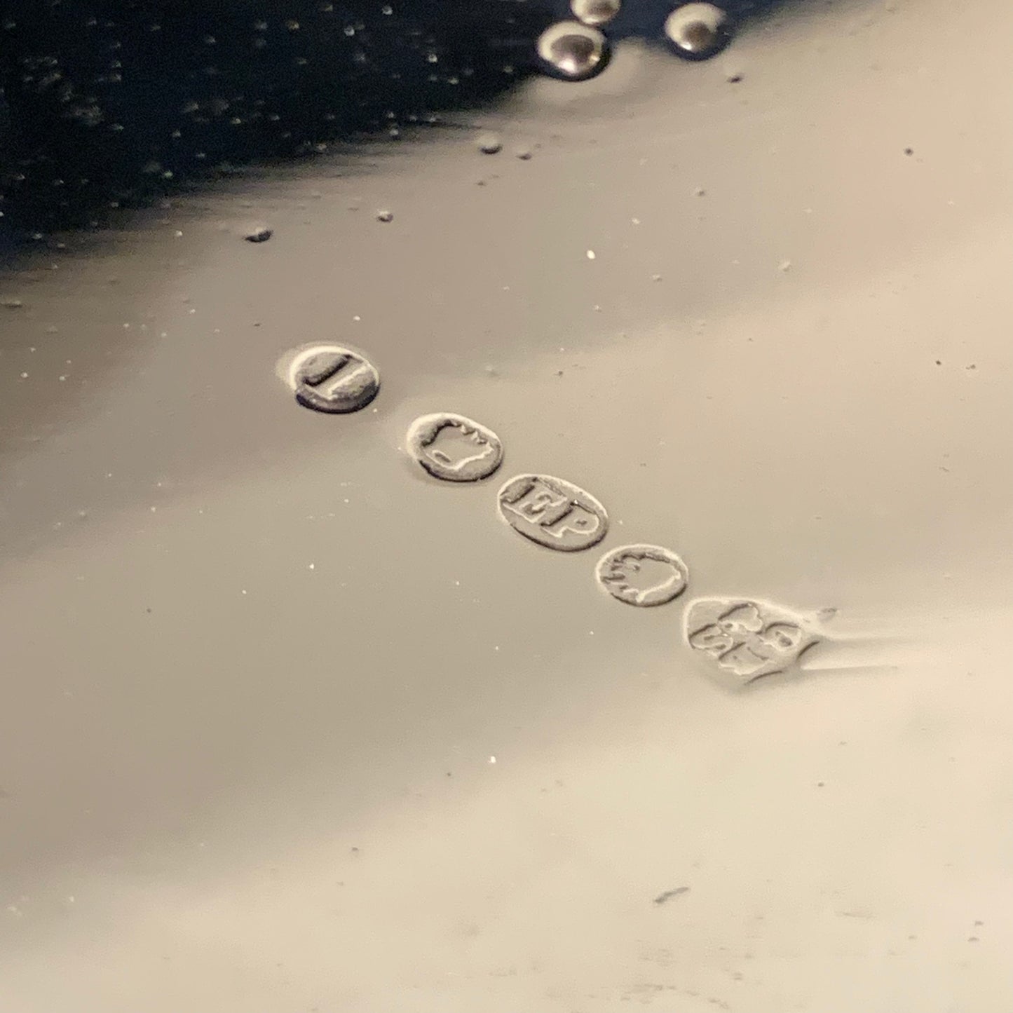 Zuckerdose und Sahnekännchen mit Ständer. Sheffield-Teller, George Bowen & Söhne, um 1890.