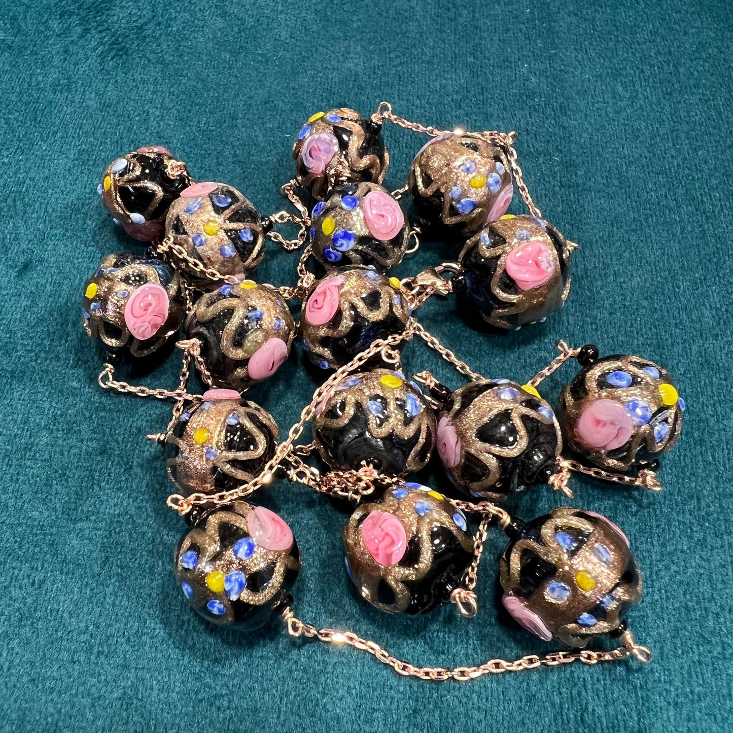 Collana lunga con antiche perle veneziane nere “fiorate”