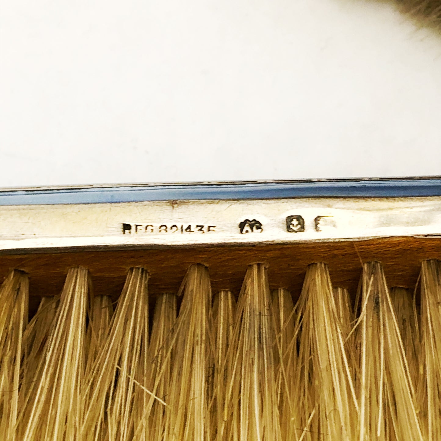 Ein Paar Kinderbürsten, „Schwanensee“, Silber und Emaille. Albert Carter, Birmingham, 1921.