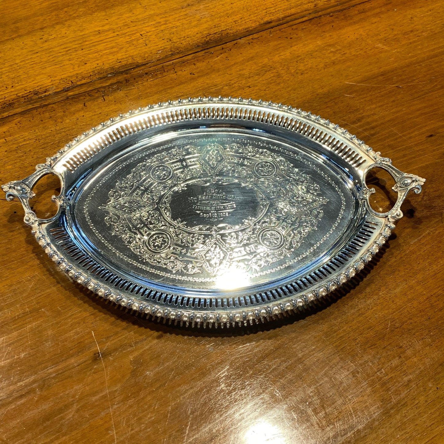 Kleines englisches Tablett für zwei Tassen, hergestellt aus Sheffield-Blech im Jahr 1902 gemäß Widmung