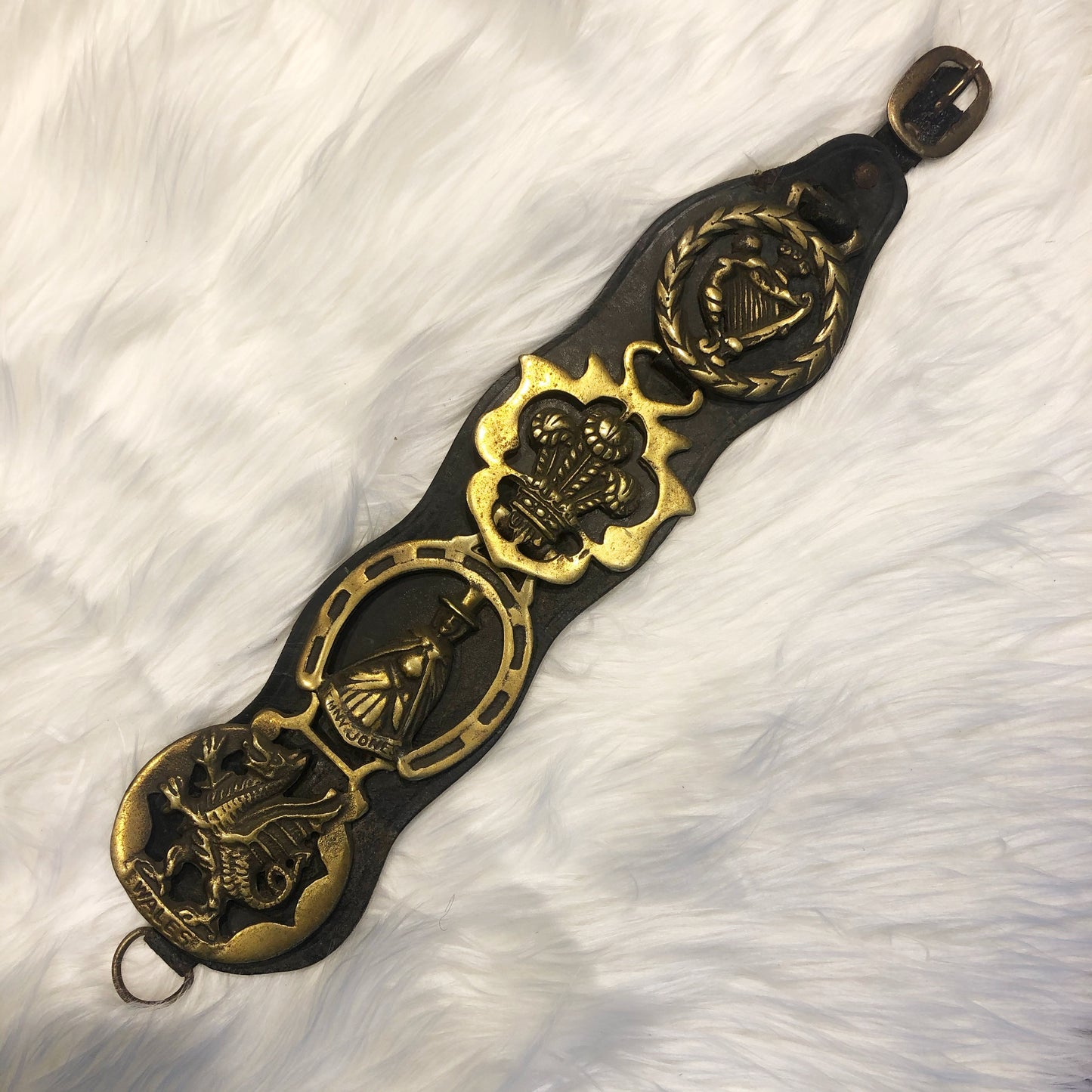 Komplettes Paradegeschirr aus Messing zu Ehren des Arbeitspferdes