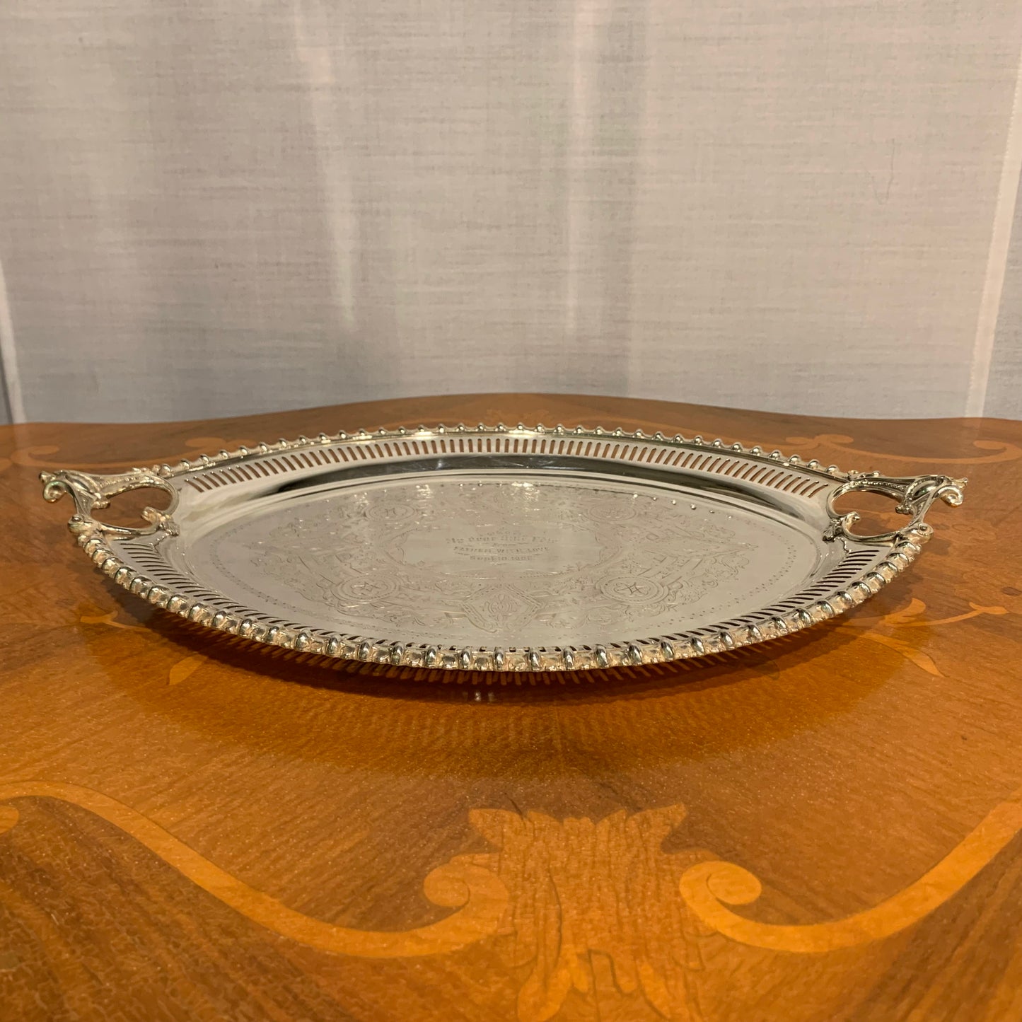 Kleines englisches Tablett für zwei Tassen, hergestellt aus Sheffield-Blech im Jahr 1902 gemäß Widmung