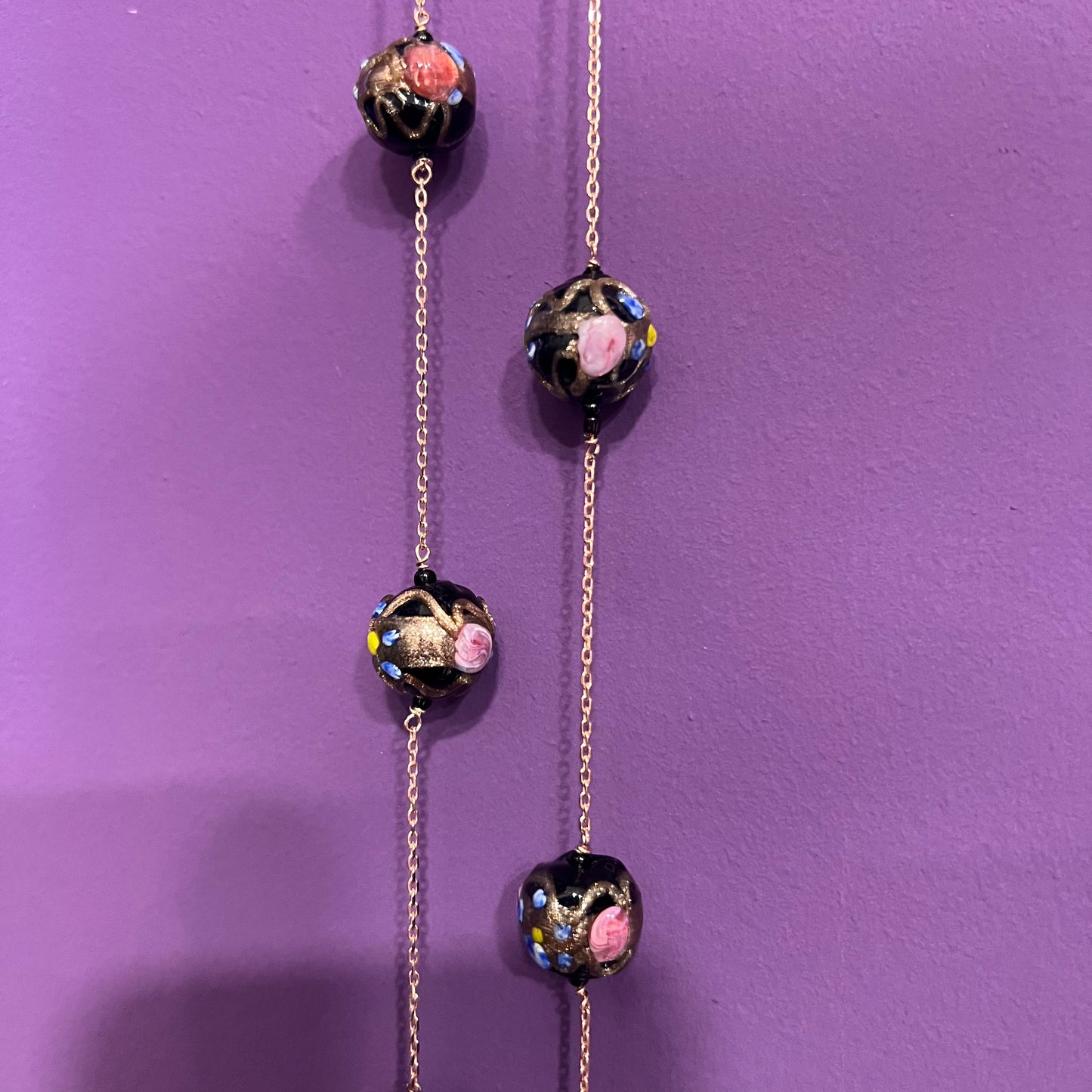 Collana lunga con antiche perle veneziane nere “fiorate”