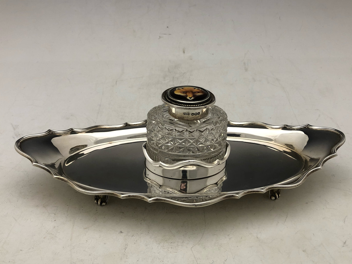 Ein seltenes Modell eines Tintenfasses aus Silber und Emaille, handbemalt mit einem Fuchskopfmotiv. Hergestellt von James Dixon im Jahr 1927.