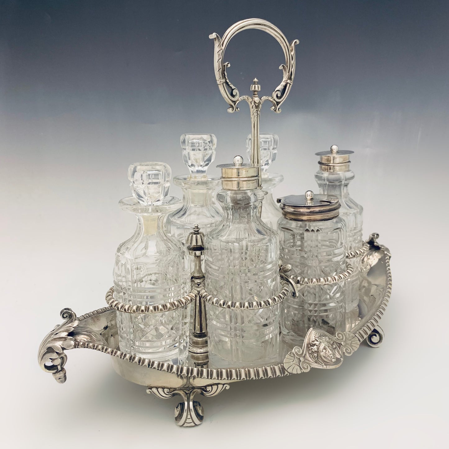 Importante oliera in argento disegnata e realizzata da Frederick Elkington a Londra nel 1854