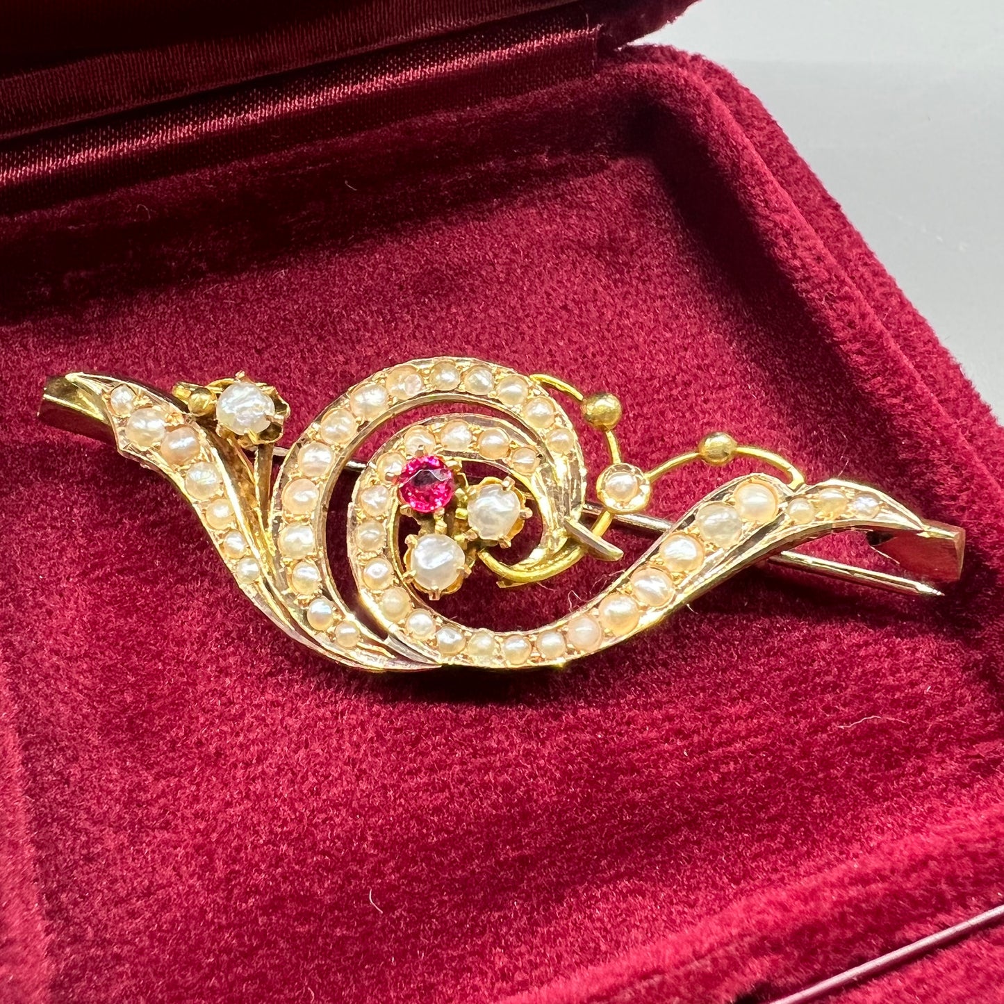 Bourbon brooch with beads and red glass paste