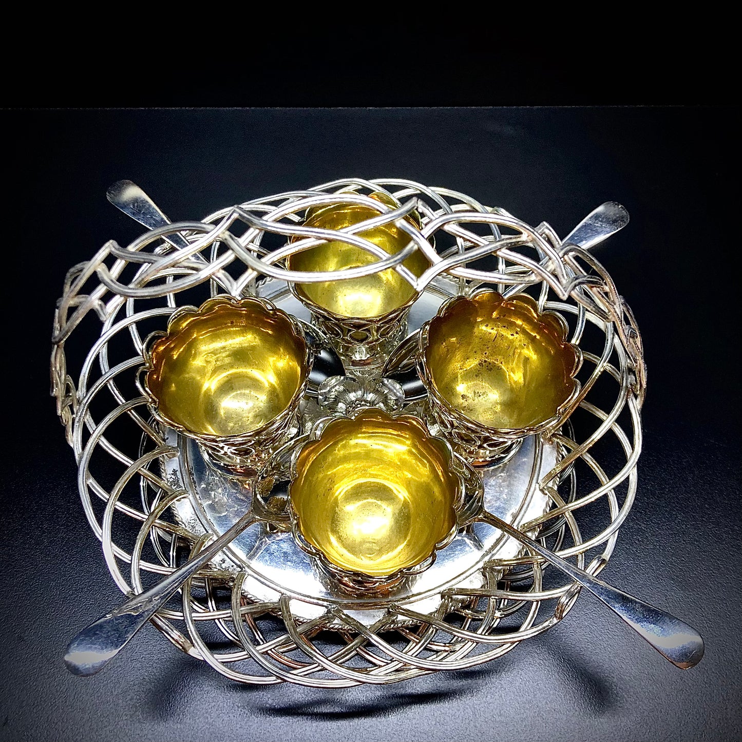 Seltener Eierkorb mit geflochtenem Henkel