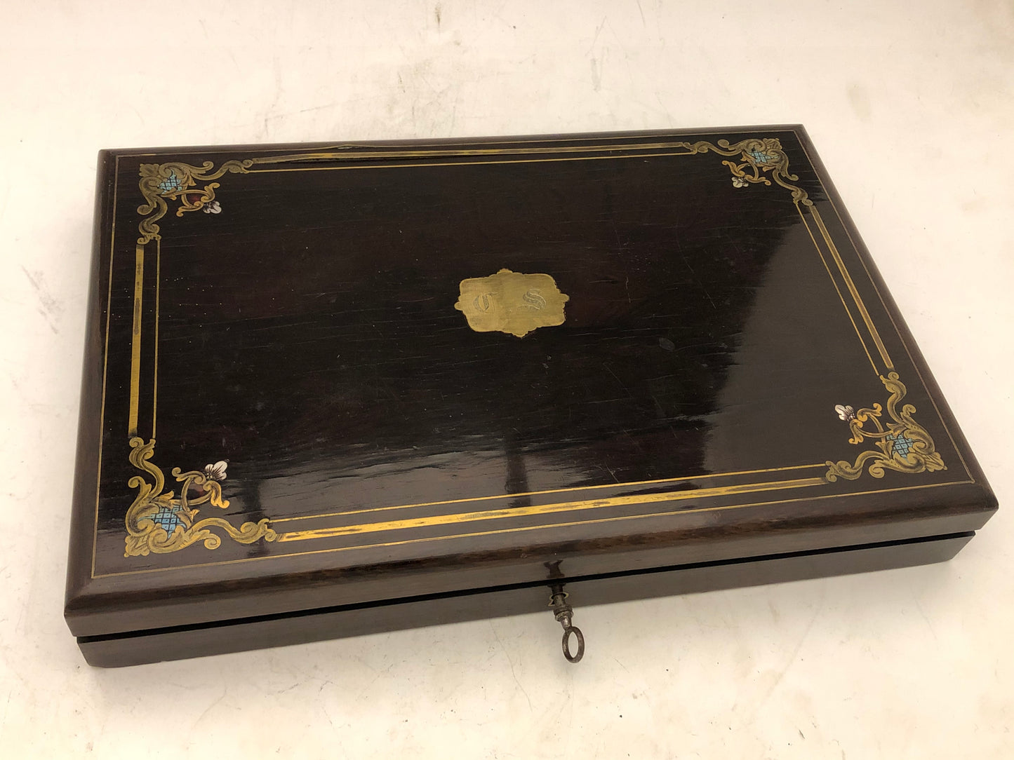 Raro set di cucchiaini da te in argento dorato con pinzetta da zucchero, colino da teiera e dosatore nella scatola originale. Parigi 1838-1880
