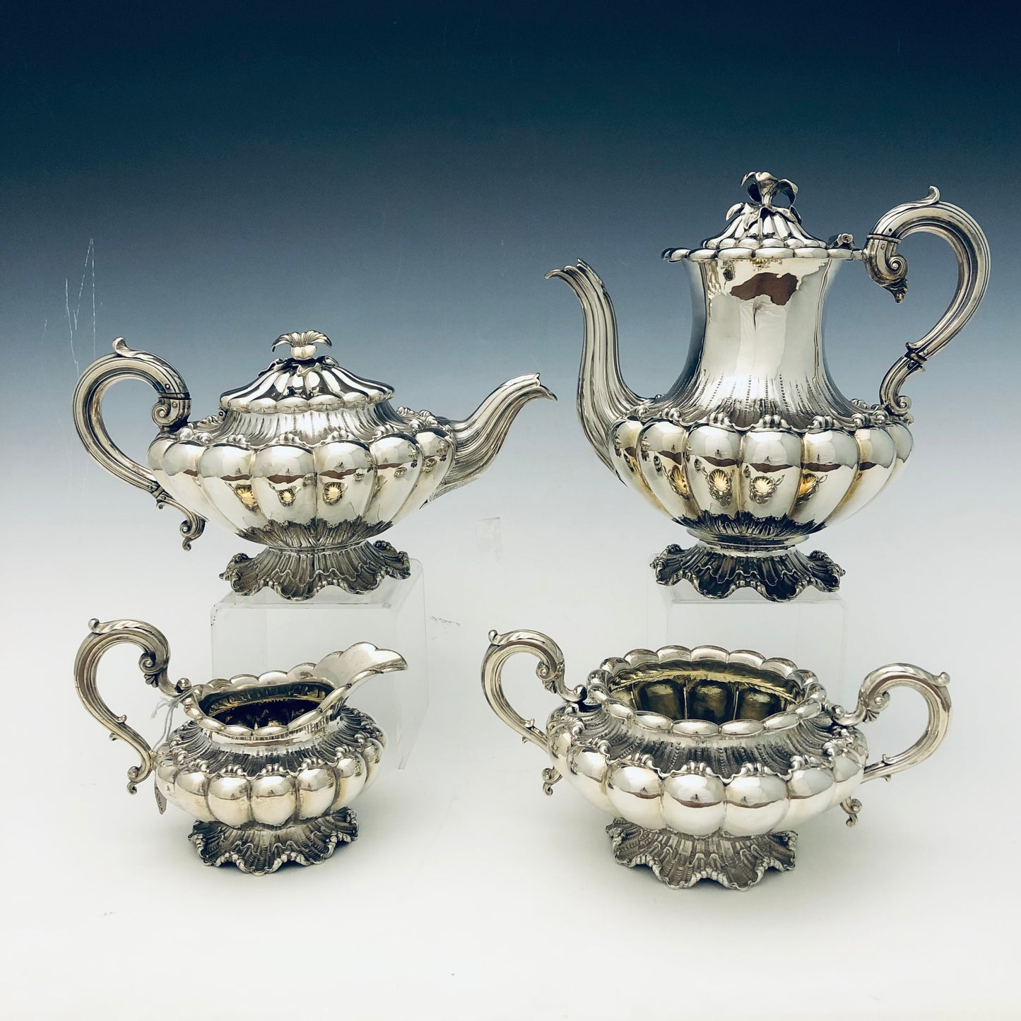 Set da tè e caffè in argento con rarissima base a gonnellino realizzato in fusione cesellata. Completo di lattiera e zuccheriera con cornature interne. Edward, Edward junior, John & William Barnard Londra 1830