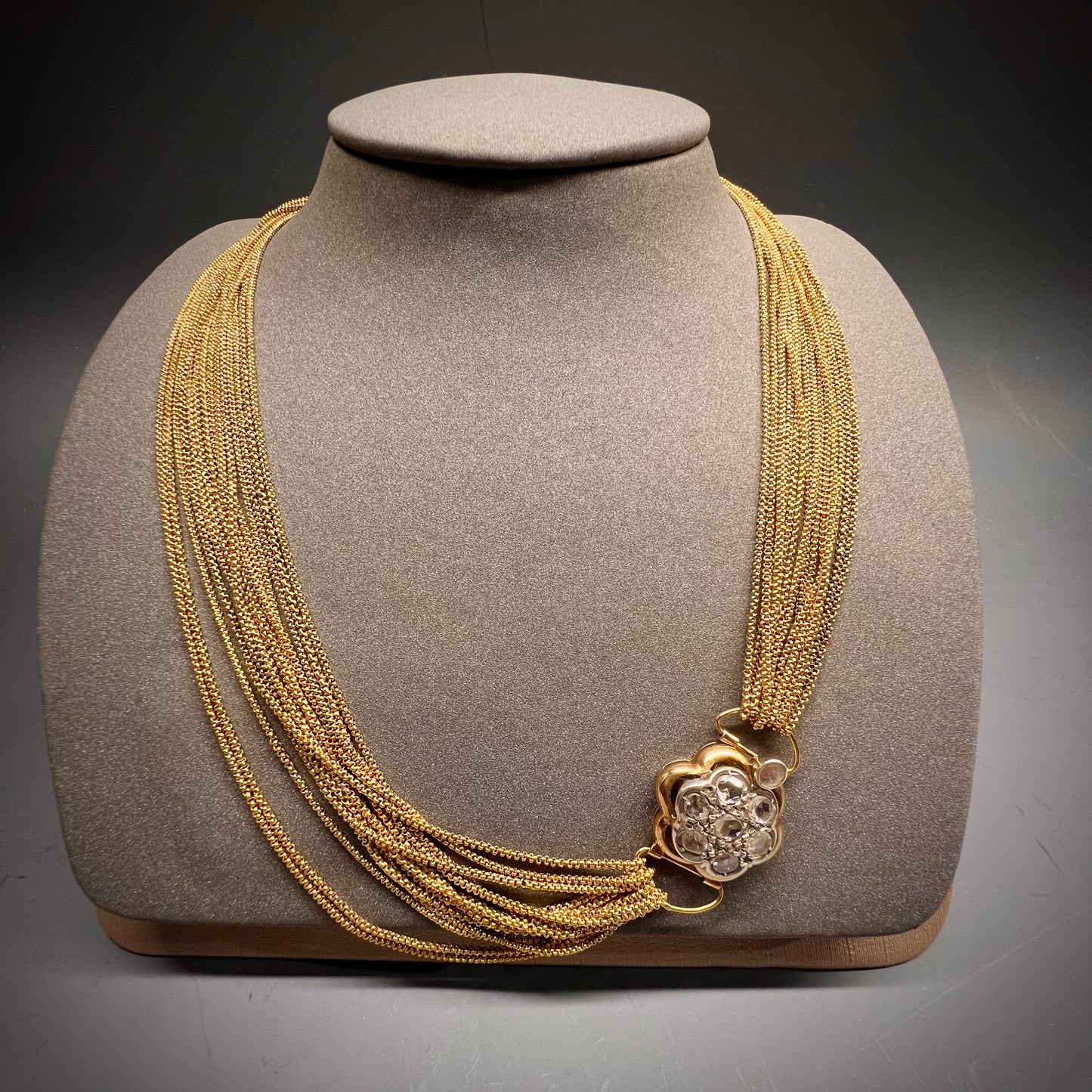 Venetian necklace from the 1700s with a 6.37-meter Manin chain in 22-karat gold.