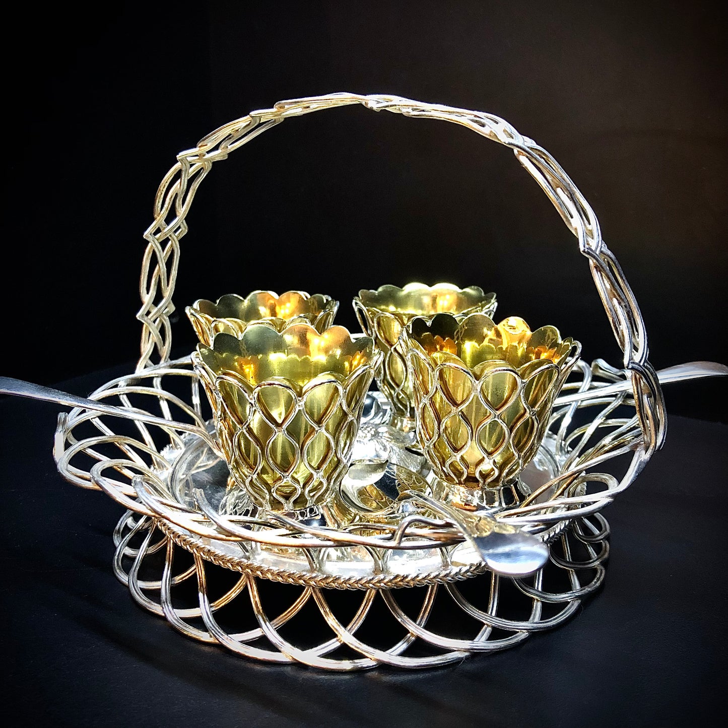 Seltener Eierkorb mit geflochtenem Henkel