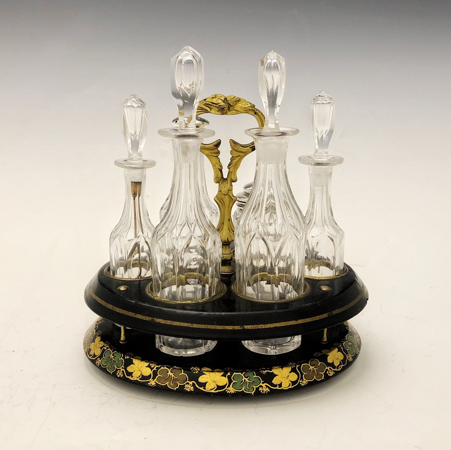 Antike und seltene Ölkanne aus Pappmaché und vergoldeter Bronze. Frankreich, Mitte des 19. Jahrhunderts.