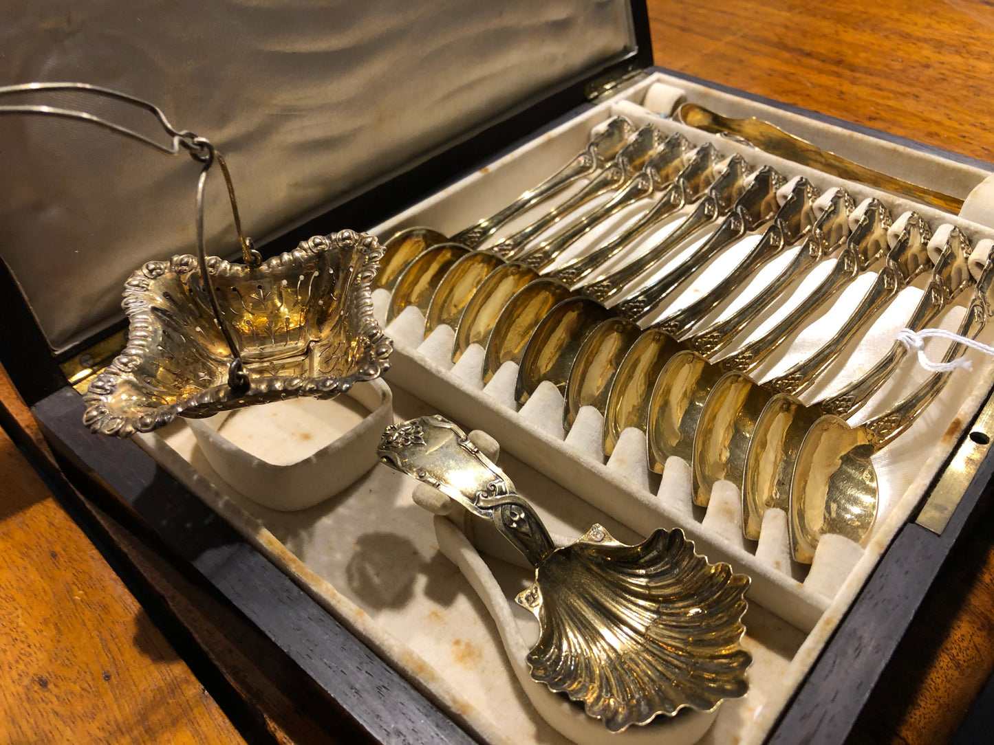 Raro set di cucchiaini da te in argento dorato con pinzetta da zucchero, colino da teiera e dosatore nella scatola originale. Parigi 1838-1880