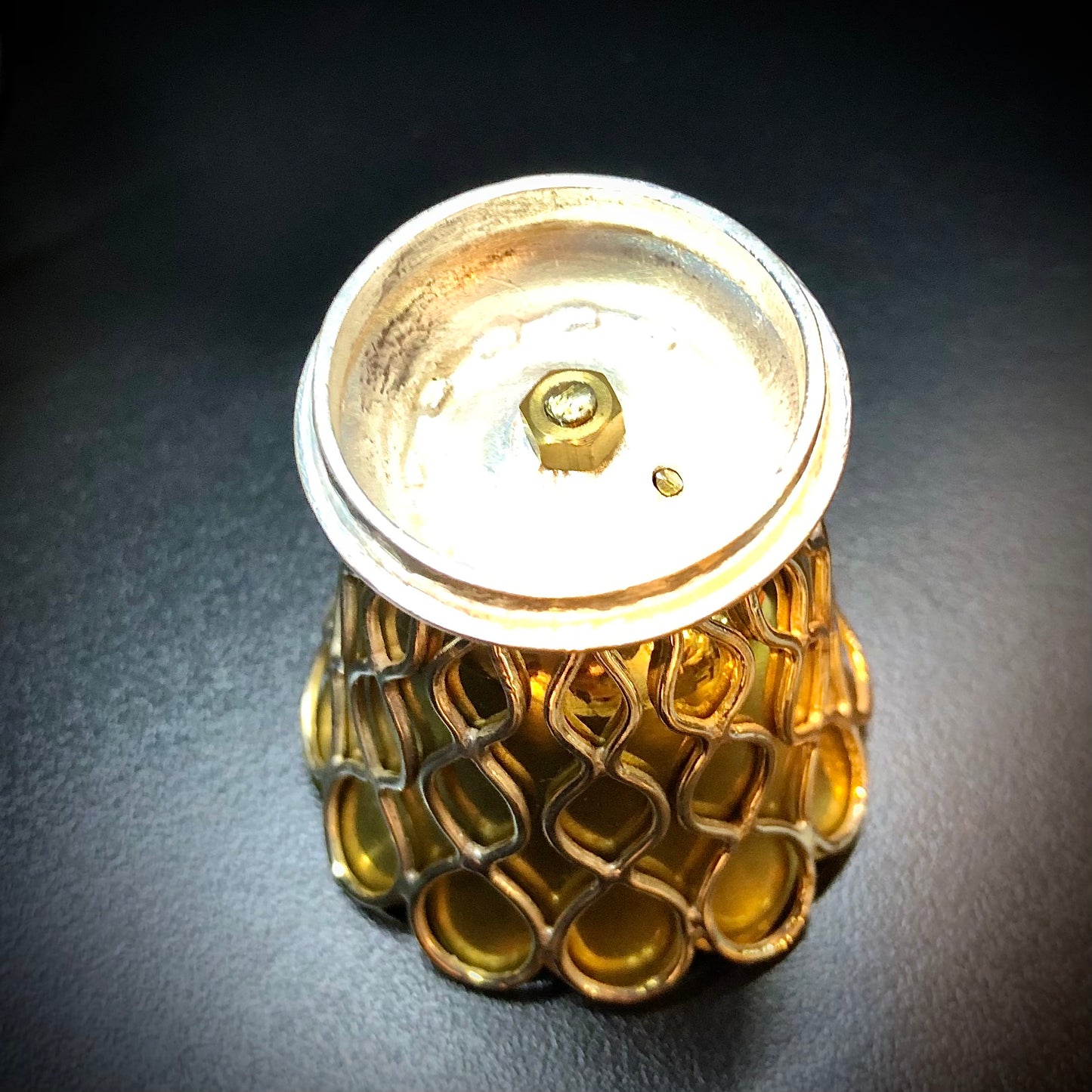 Seltener Eierkorb mit geflochtenem Henkel