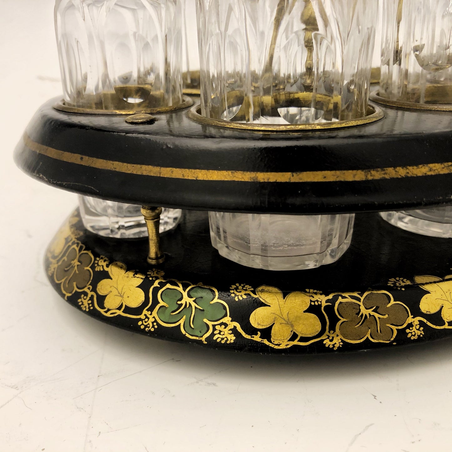 Antike und seltene Ölkanne aus Pappmaché und vergoldeter Bronze. Frankreich, Mitte des 19. Jahrhunderts.