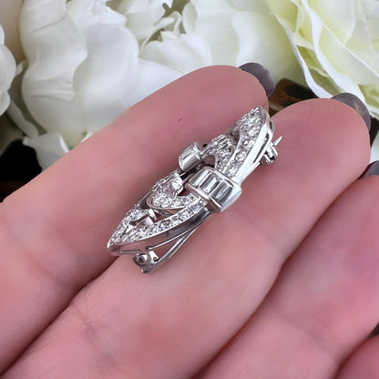 Spilla Art Déco in oro bianco 18 ct e 1 ct di diamanti raffigurante due uccellini stilizzati