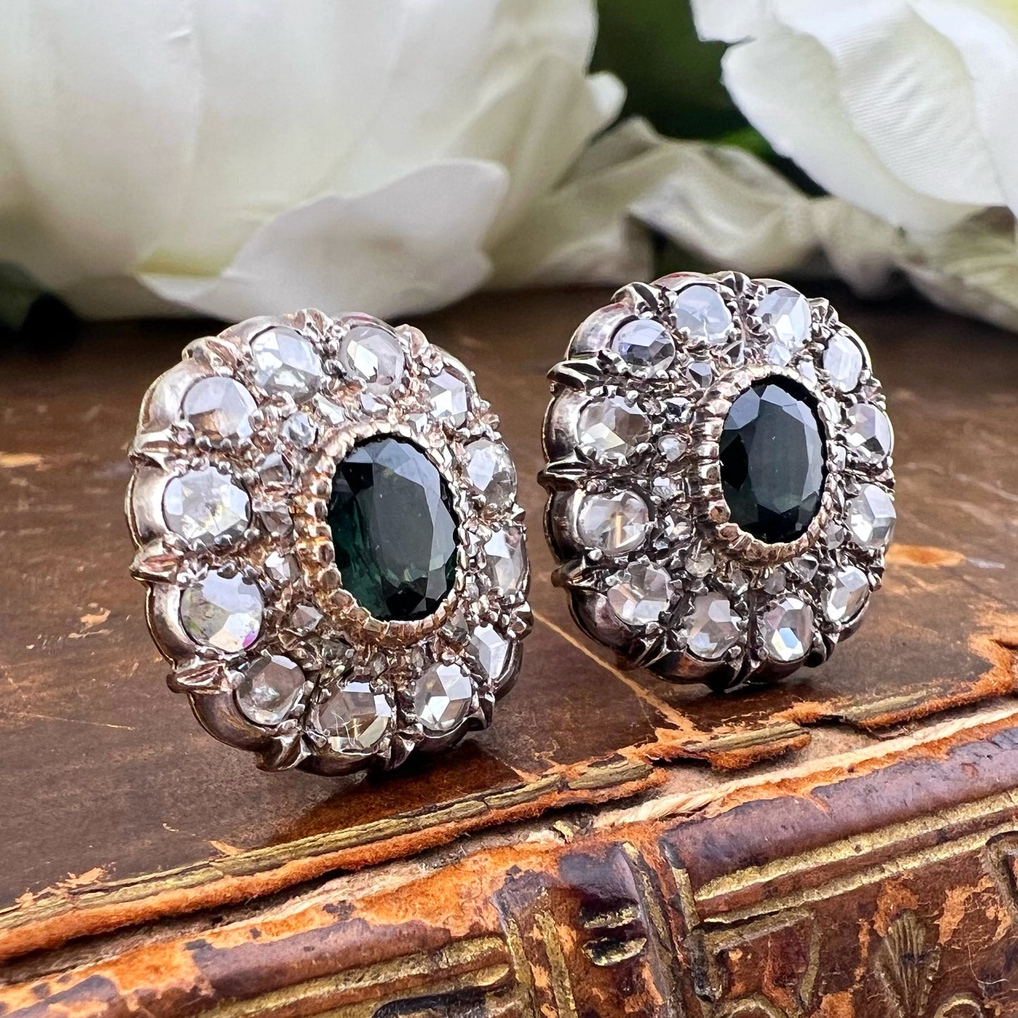 Orecchini margherita in oro/argento con zaffiri verde-blu teal e diamanti