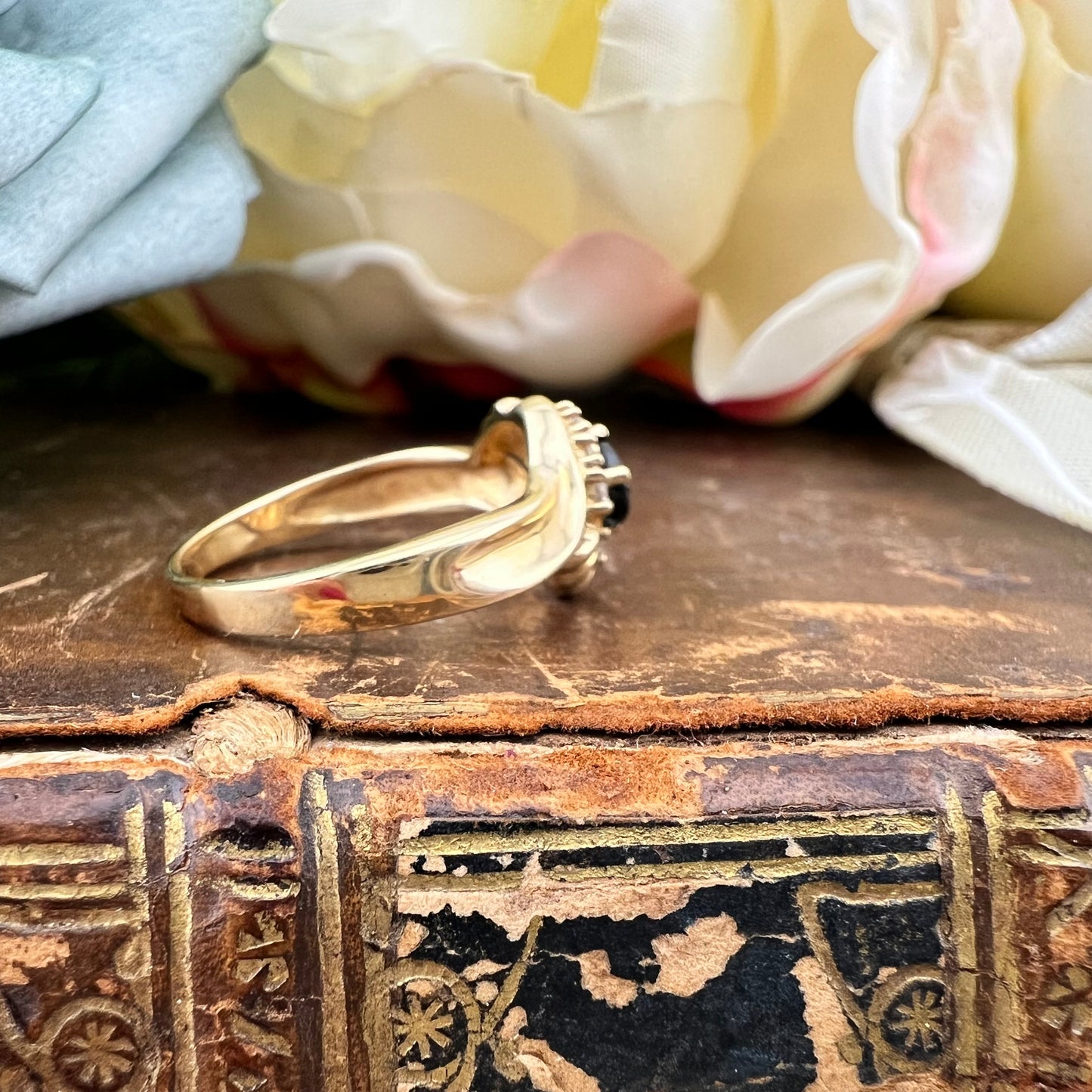 Anello con zaffiro e diamanti in oro giallo 14 ct