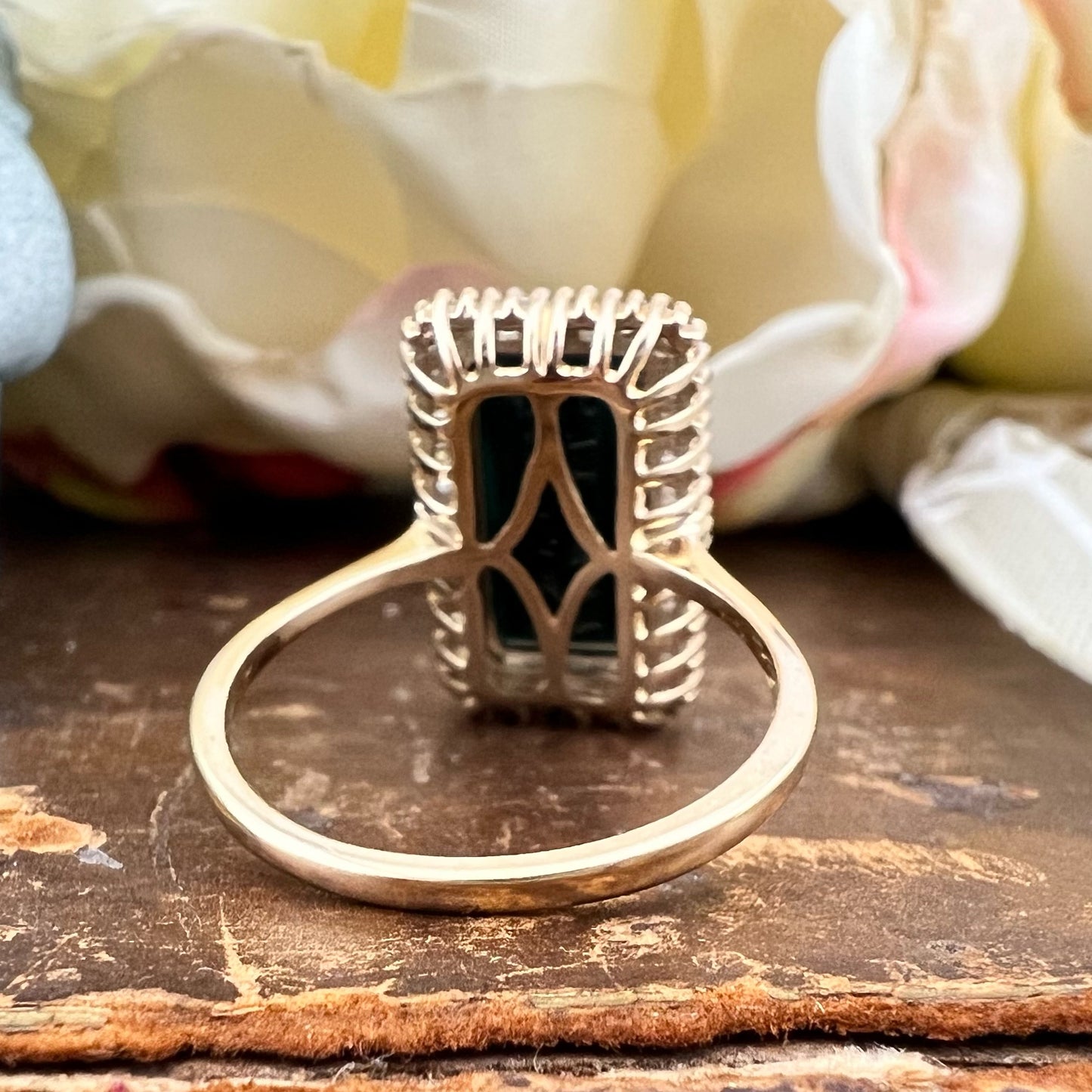 Anello in oro con grandidierite e diamanti baguette